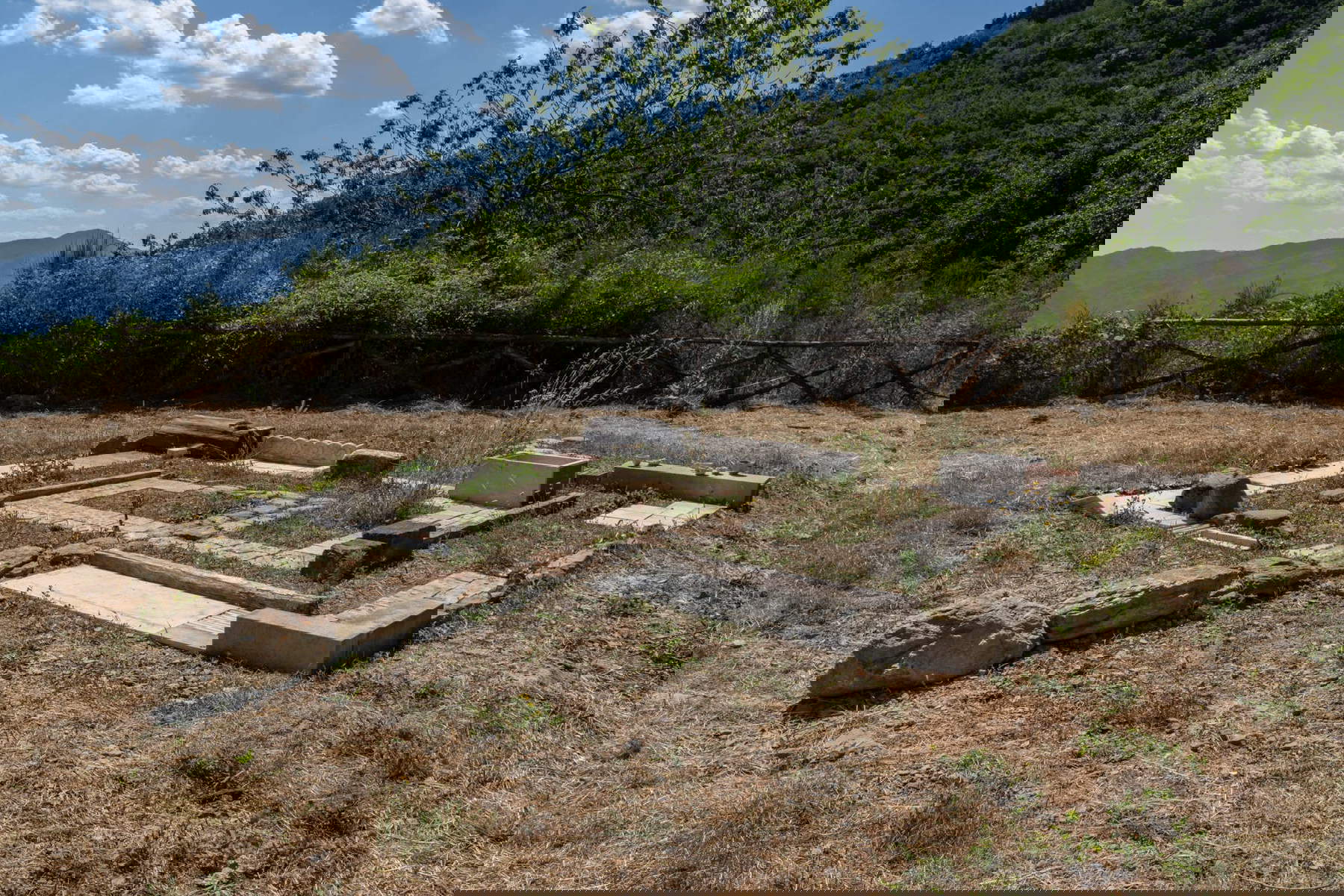 Chiara Camoni, La Casa del Serpente Regolo, ovvero la storia di un fiume, un sentiero, un serpente (2025). Foto: Elisa Norcini / Centro Pecci