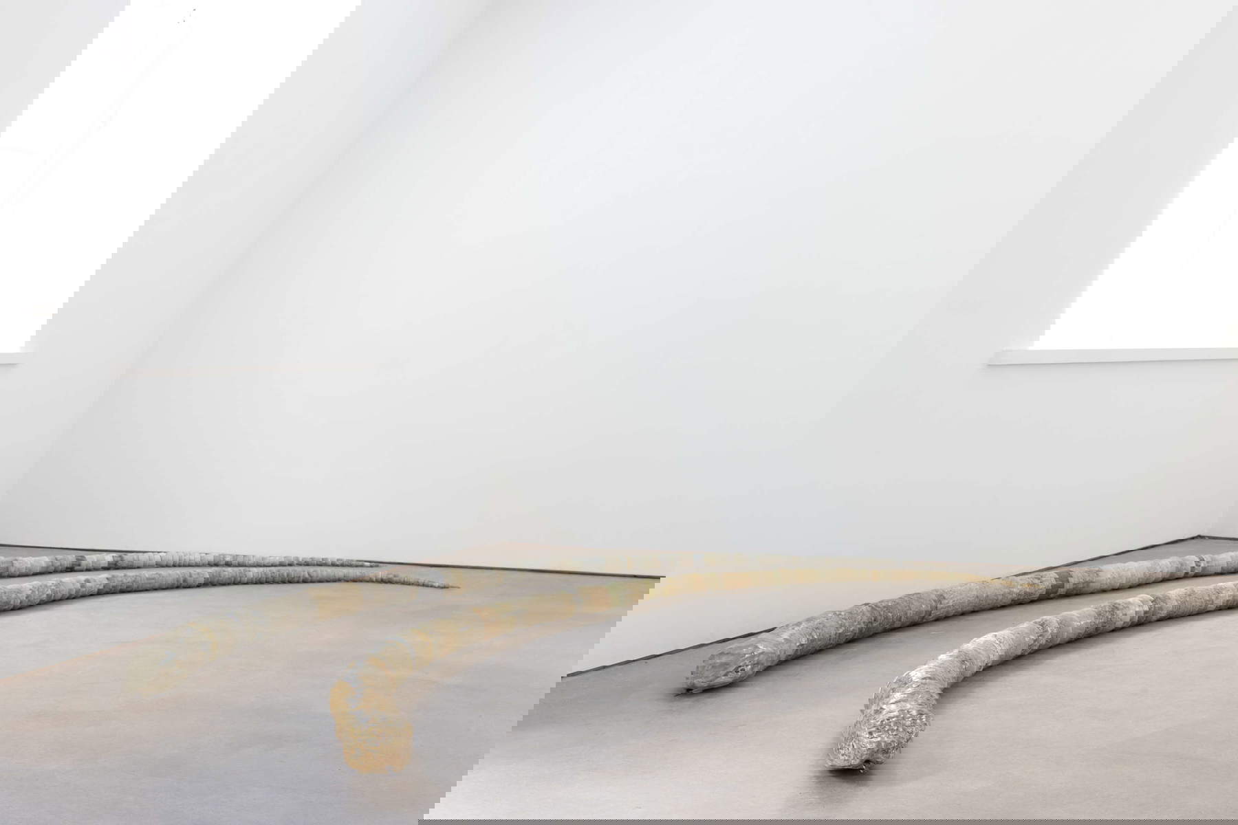 Chiara Camoni, Zwei Schlangen (2024; Keramik, glasiert mit Penpont und Thornhill Erde und Ton, 20 x 20 x 400 cm)