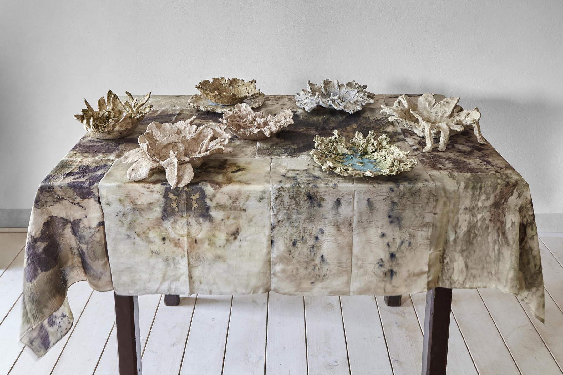 Chiara Camoni, Teller (2021; glasiertes Steingut mit pflanzlicher Asche und Sand, Maße variabel)