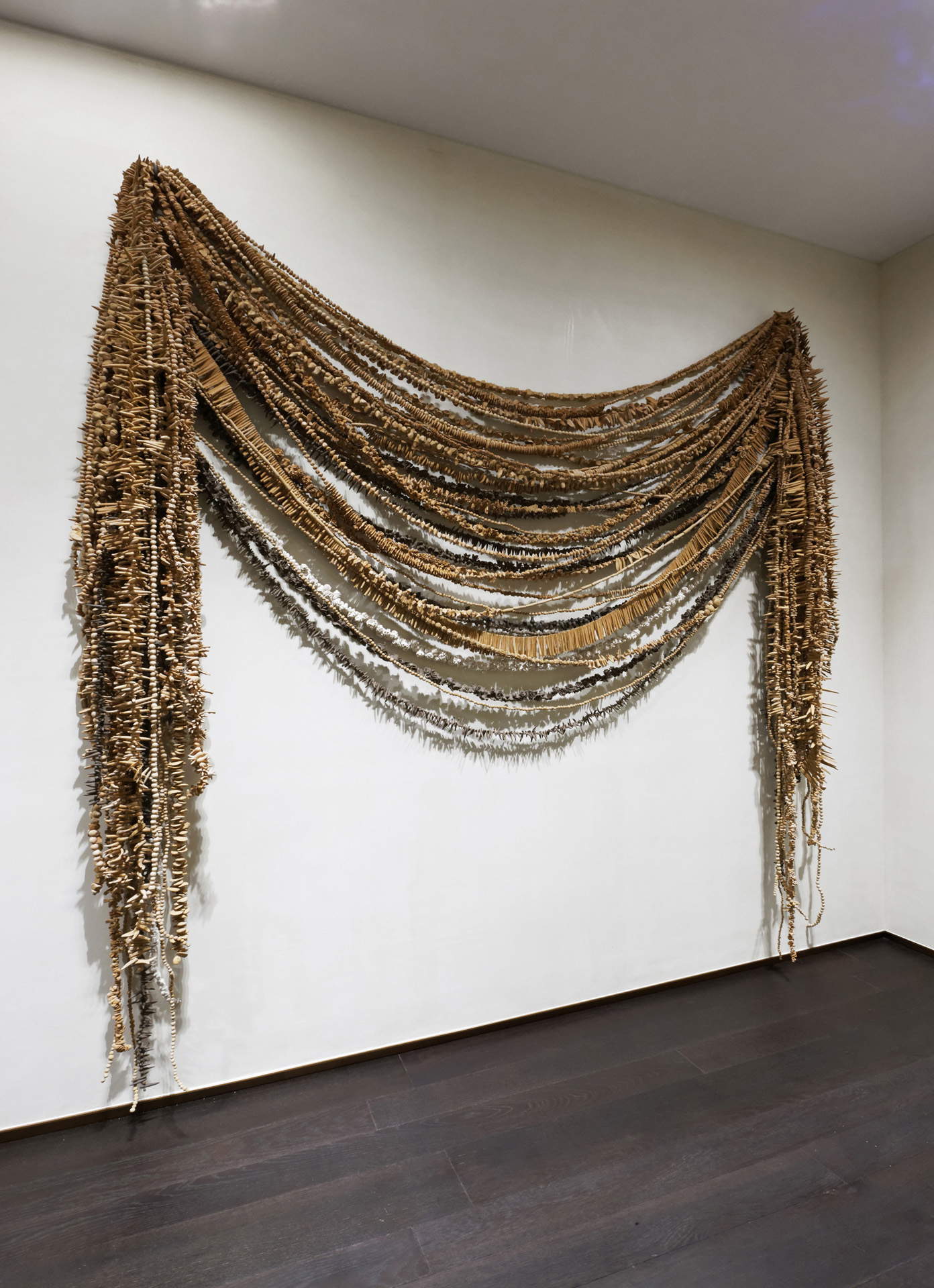 Chiara Camoni, Ohne Titel (Stabkarte) (2014; feuerfeste Terrakotta, 250 x 250 x 30 cm)