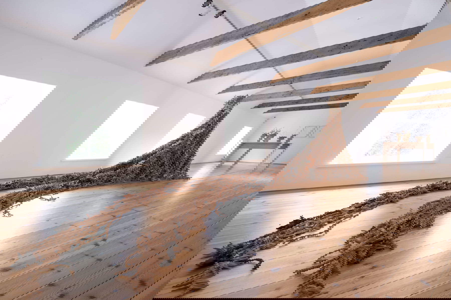 Chiara Camoni, Sister (2023; polychrome Terrakotta, Metall, Steinzeug glasiert mit Erde, Sand und Borger-Odoorn-Asche, 200 x 130 x 12000 cm)