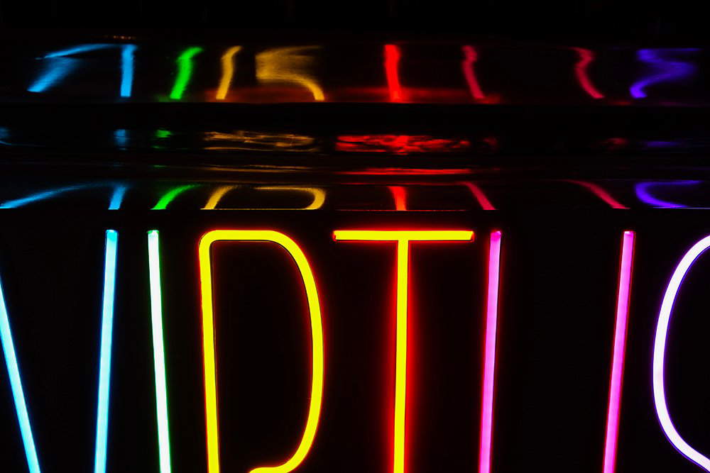 Chiara Dynys, Versus (2024; rope led, plexiglas, fusione di metacrilato e serigrafia, 85 x 65 x 12 cm). Foto: Alessandro Pasqualini Chiara Dynys, Versus (2024; rope led, plexiglas, fusione di metacrilato e serigrafia, 85 x 65 x 12 cm). Foto: Alessandro Pasqualini