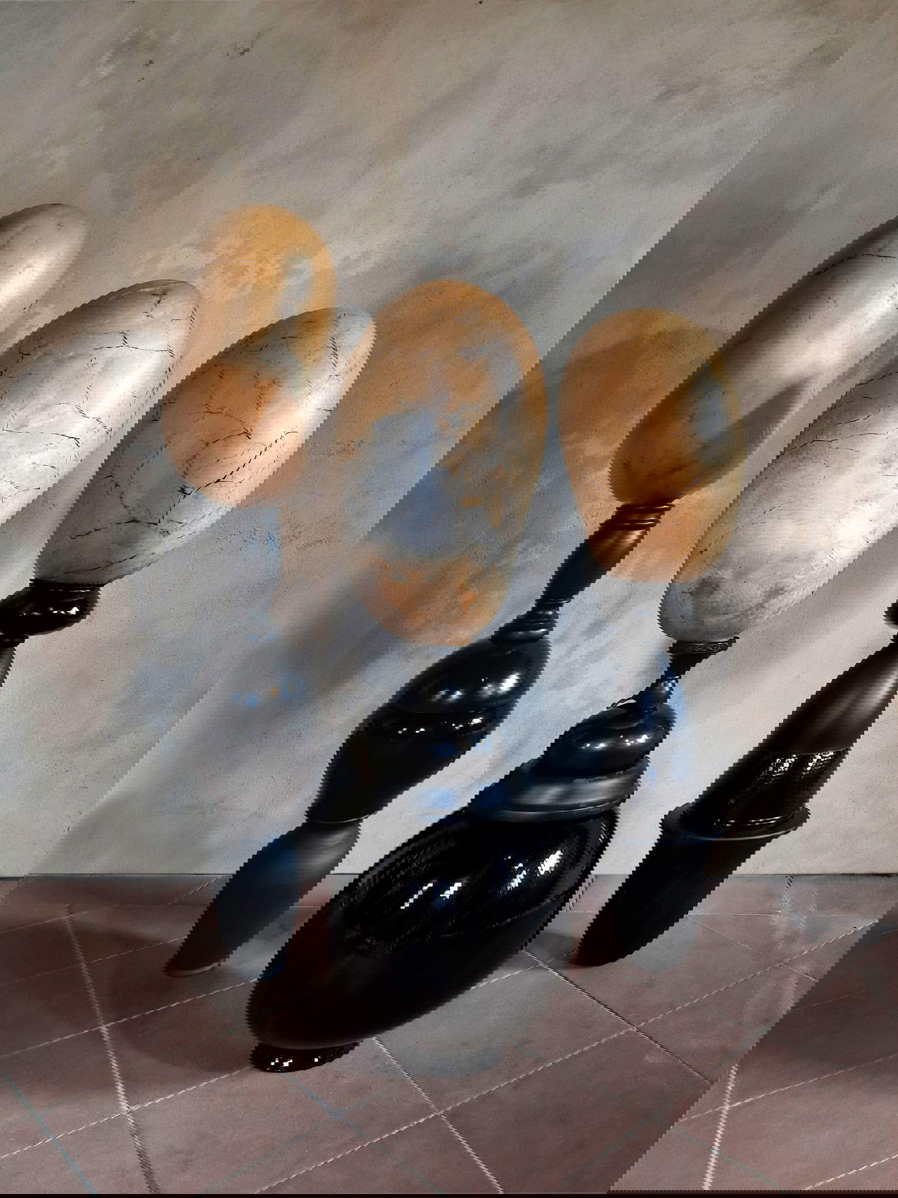 Chiara Lecca, Blackbigbubble #2 (2021 ; vessie de bovin, bois, métal, céramique, 100 x 22 x 22 cm). Avec l'aimable autorisation de l'artiste et de la Galleria Fumagalli Milan.