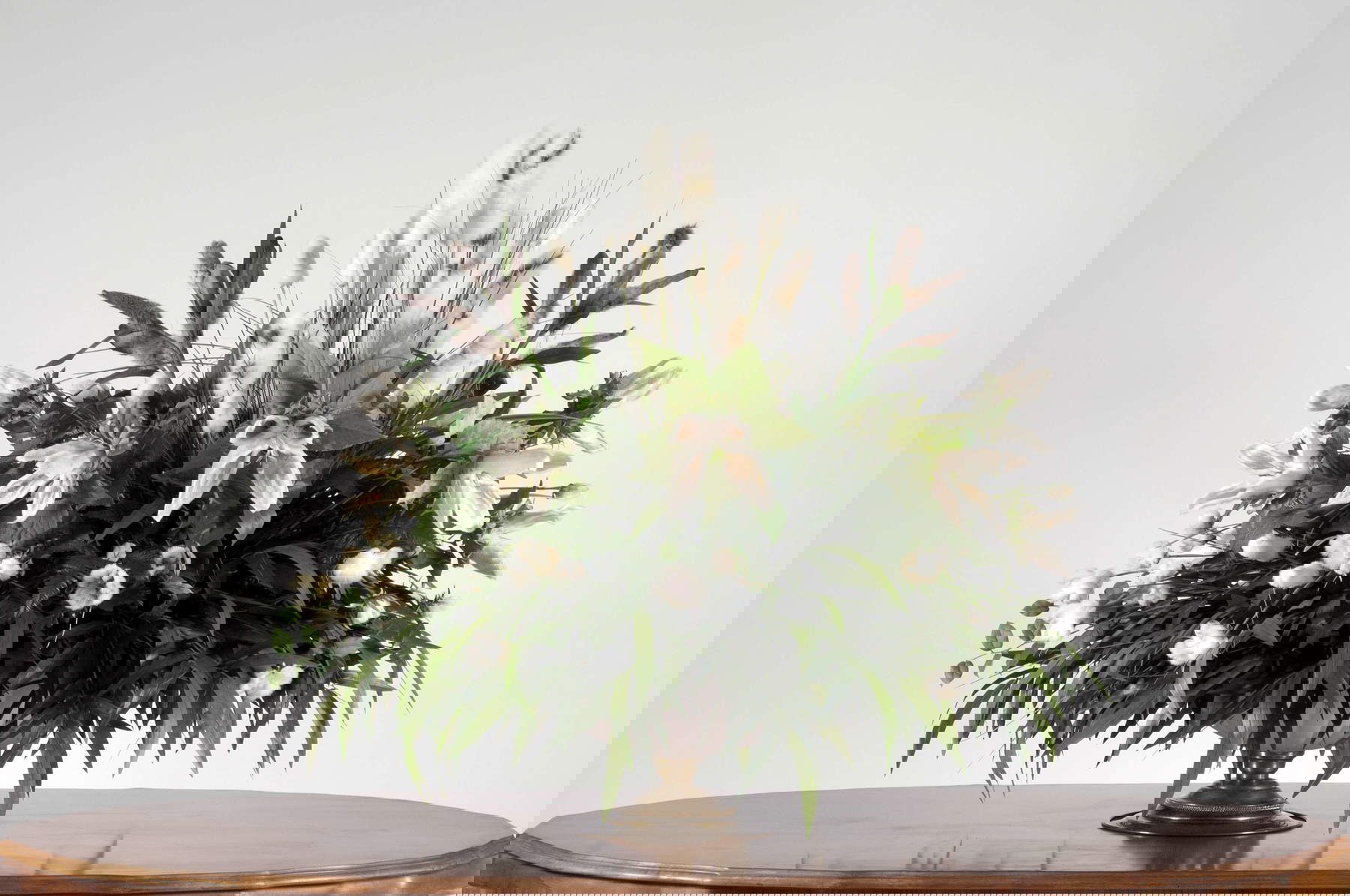 Chiara Lecca, Golden Still Life (2016 ; taxidermie, bouse, PVC, verre, métal, 100 x 120 x 120 cm). Avec l'aimable autorisation de l'artiste et de la Galleria Fumagalli Milan. Photo : Olimpia Lalli