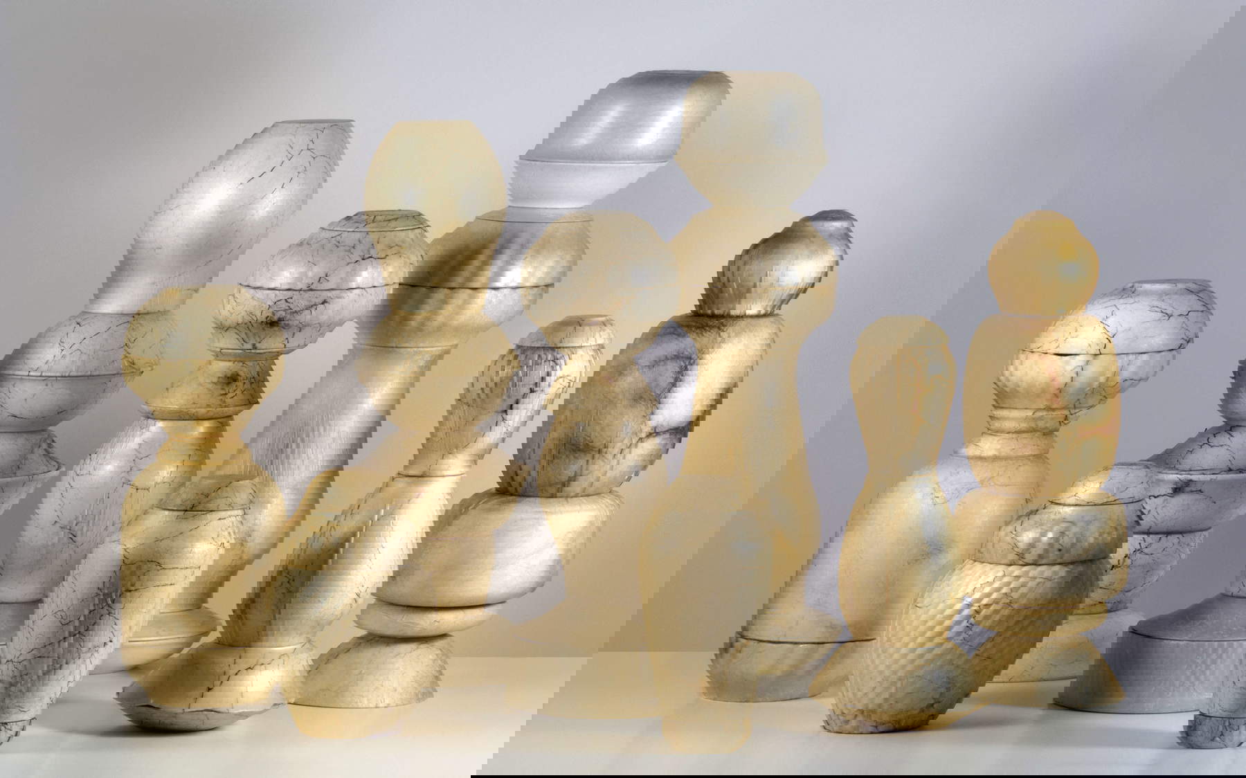 Chiara Lecca, True Fake Marble (2014 - 2016 ; majolique, vessie bovine et porcelaine, différentes tailles). Avec l'aimable autorisation de l'artiste et de la Galleria Fumagalli Milan. Photo : Olimpia Lalli