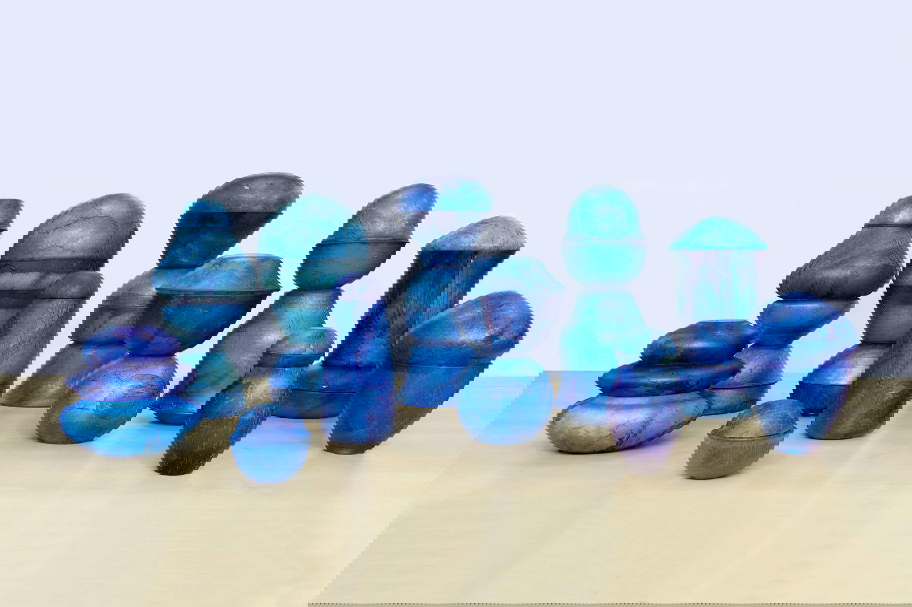 Chiara Lecca, Turquoise Fake Marble (2024 ; verre, vessie de vache et de porc, teinture, dimensions diverses). Avec l'aimable autorisation de l'artiste et de la Galleria Fumagalli Milan. Photo : Daniel Francioni