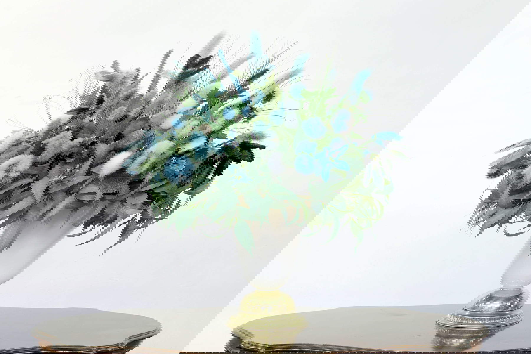 Chiara Lecca, Nature morte turquoise (2024 ; taxidermie, PVC, bouse, verre, métal, 120 x 120 x 120 cm). Avec l'aimable autorisation de l'artiste et de la Galleria Fumagalli Milan. Photo : Daniel Francioni