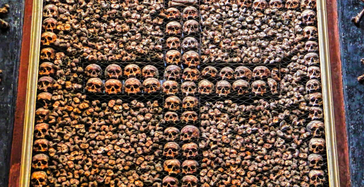 Beinhäuser, Hexen und Schlösser: 6 schaurige Orte in der Lombardei zu entdecken
