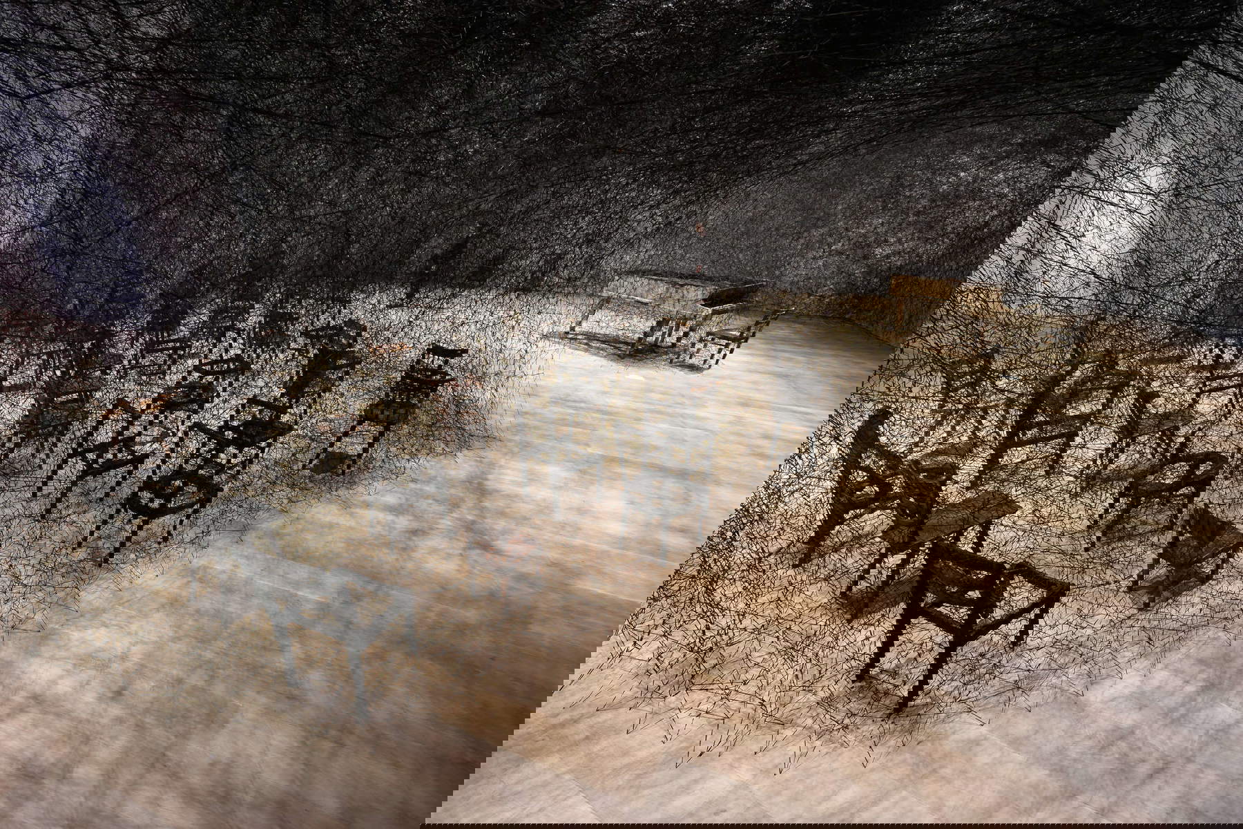 Shiota Chiharu, In Silence (2002-2019; pianoforte bruciato, sedia bruciata, filo nero di Alcantara, dimensioni variabili). Supporto alla produzione: Alcantara S.p.A. Veduta dell'installazione presso la mostra Shiota Chiharu: The Soul Trembles, Mori Art Museum, Tokyo, 2019. Foto: Sunhi Mang. Su concessione di Mori Art Museum, Tokyo Shiota Chiharu, In Silence (2002-2019; pianoforte bruciato, sedia bruciata, filo nero di Alcantara, dimensioni variabili). Supporto alla produzione: Alcantara S.p.A. Veduta dell'installazione presso la mostra Shiota Chiharu: The Soul Trembles, Mori Art Museum, Tokyo, 2019. Foto: Sunhi Mang. Su concessione di Mori Art Museum, Tokyo