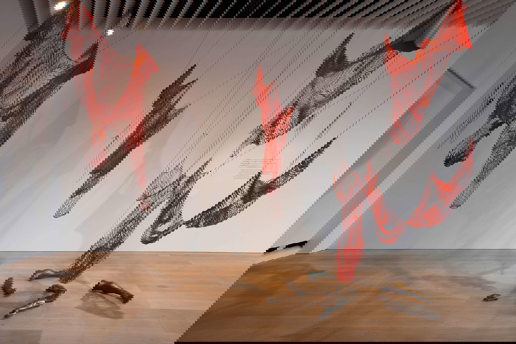 Shiota Chiharu, Out of My Body (2019; cuoio, bronzo, dimensioni variabili). Veduta dell'installazione presso la mostra Shiota Chiharu: The Soul Trembles, Mori Art Museum, Tokyo, 2019. Foto: Sunhi Mang. Su concessione di Mori Art Museum, Tokyo Shiota Chiharu, Out of My Body (2019; cuoio, bronzo, dimensioni variabili). Veduta dell'installazione presso la mostra Shiota Chiharu: The Soul Trembles, Mori Art Museum, Tokyo, 2019. Foto: Sunhi Mang. Su concessione di Mori Art Museum, Tokyo