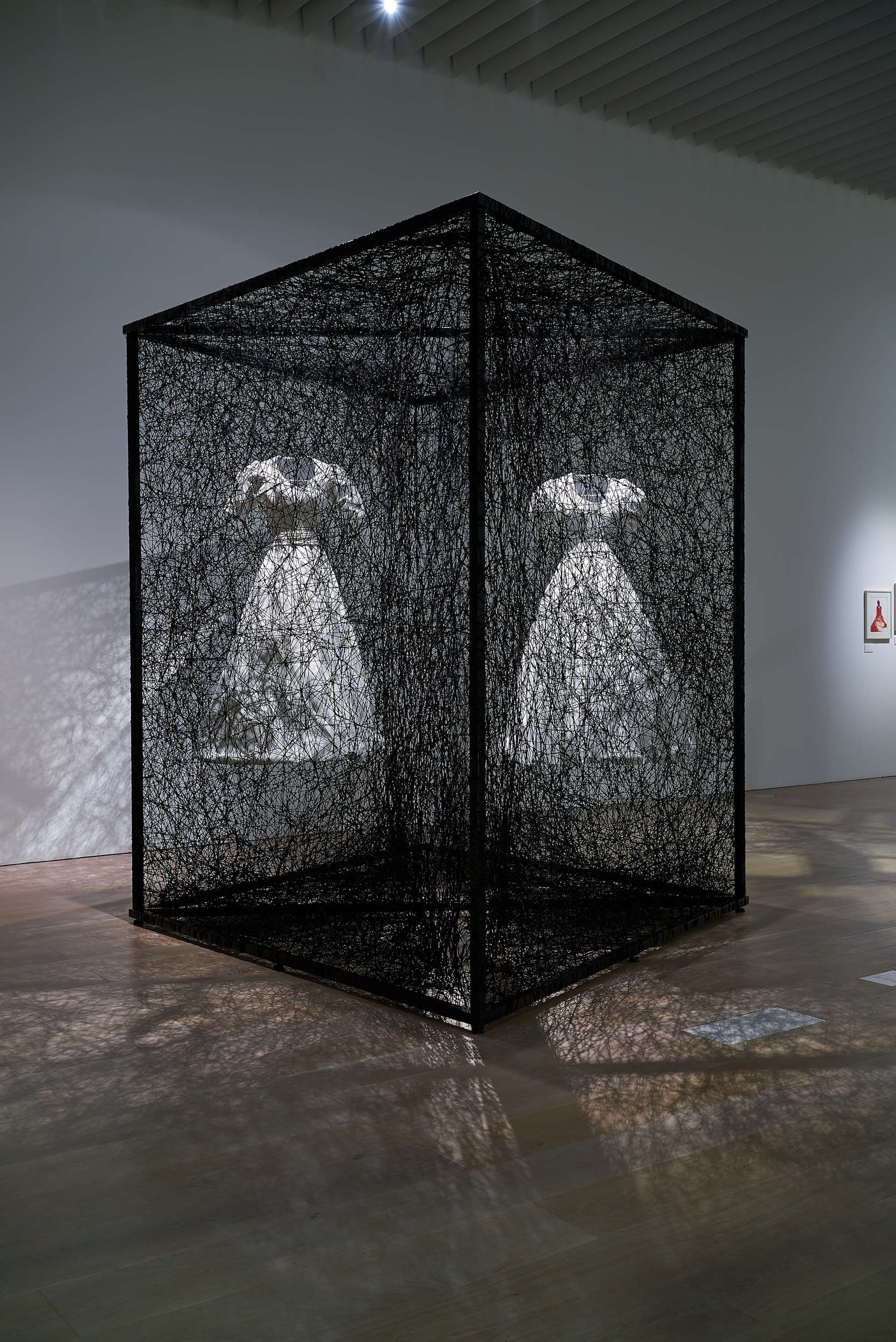 Shiota Chiharu, Reflection of Space and Time (2018; vestito bianco, specchio, metallo, filo nero di Alcantara, 280 × 300 × 400 cm). Commissionato da Alcantara S.p.A. Veduta dell'installazione presso la mostra Shiota Chiharu: The Soul Trembles, Mori Art Museum, Tokyo, 2019. Foto: Sunhi Mang. Su concessione di Mori Art Museum, Tokyo Shiota Chiharu, Reflection of Space and Time (2018; vestito bianco, specchio, metallo, filo nero di Alcantara, 280 × 300 × 400 cm). Commissionato da Alcantara S.p.A. Veduta dell'installazione presso la mostra Shiota Chiharu: The Soul Trembles, Mori Art Museum, Tokyo, 2019. Foto: Sunhi Mang. Su concessione di Mori Art Museum, Tokyo