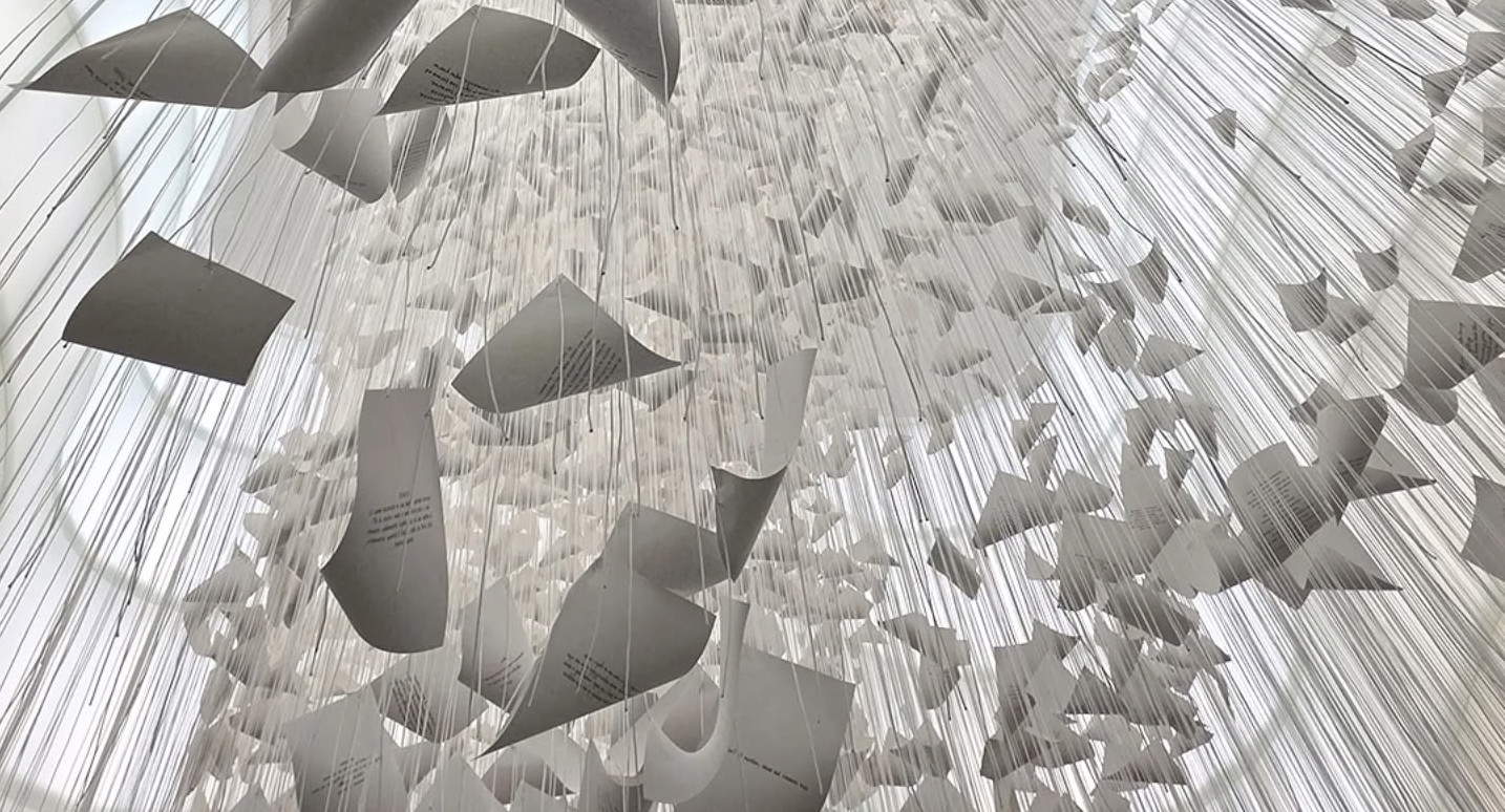 At MUDEC in Milan, Chiharu Shiota's suspended snowfall that tastes like memories 