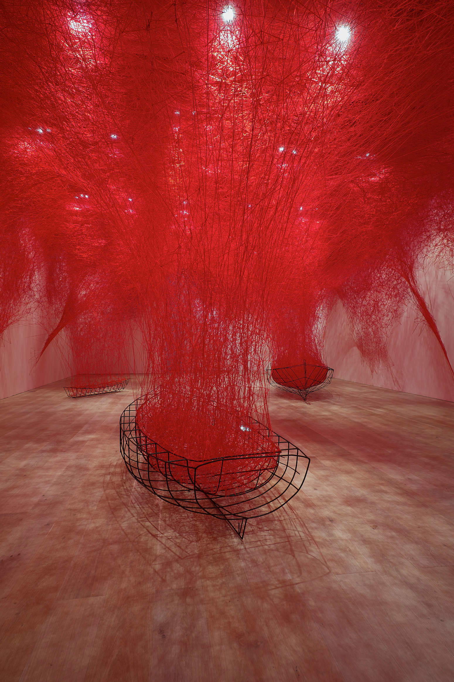 Shiota Chiharu, Uncertain Journey (2016-2019; metallo, lana rossa , dimensioni variabili). Veduta dell'installazione presso la mostra Shiota Chiharu: The Soul Trembles, Mori Art Museum, Tokyo, 2019. Foto: Sunhi Mang. Su concessione di Mori Art Museum, Tokyo Shiota Chiharu, Uncertain Journey (2016-2019; metallo, lana rossa , dimensioni variabili). Veduta dell'installazione presso la mostra Shiota Chiharu: The Soul Trembles, Mori Art Museum, Tokyo, 2019. Foto: Sunhi Mang. Su concessione di Mori Art Museum, Tokyo