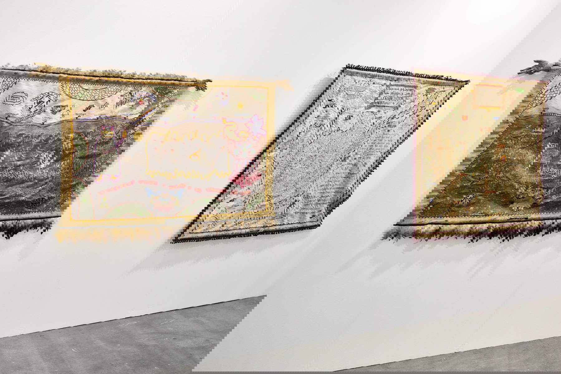 Cian Dayrit, Natural Histories of Struggle: For Land (2021; objetos, bordados, imágenes e impresiones digitales sobre tela (colaboración con RJ Fernandez y Henricus, 125 x 185 cm), y Valley of Dispossession (2021; objetos y bordados sobre tela (colaboración con Henry Caceres, 198 x 165 cm). Nombre de la galería. Fotos: &copy; Perottino - Piva - Castellano - Bergadano / Artissima