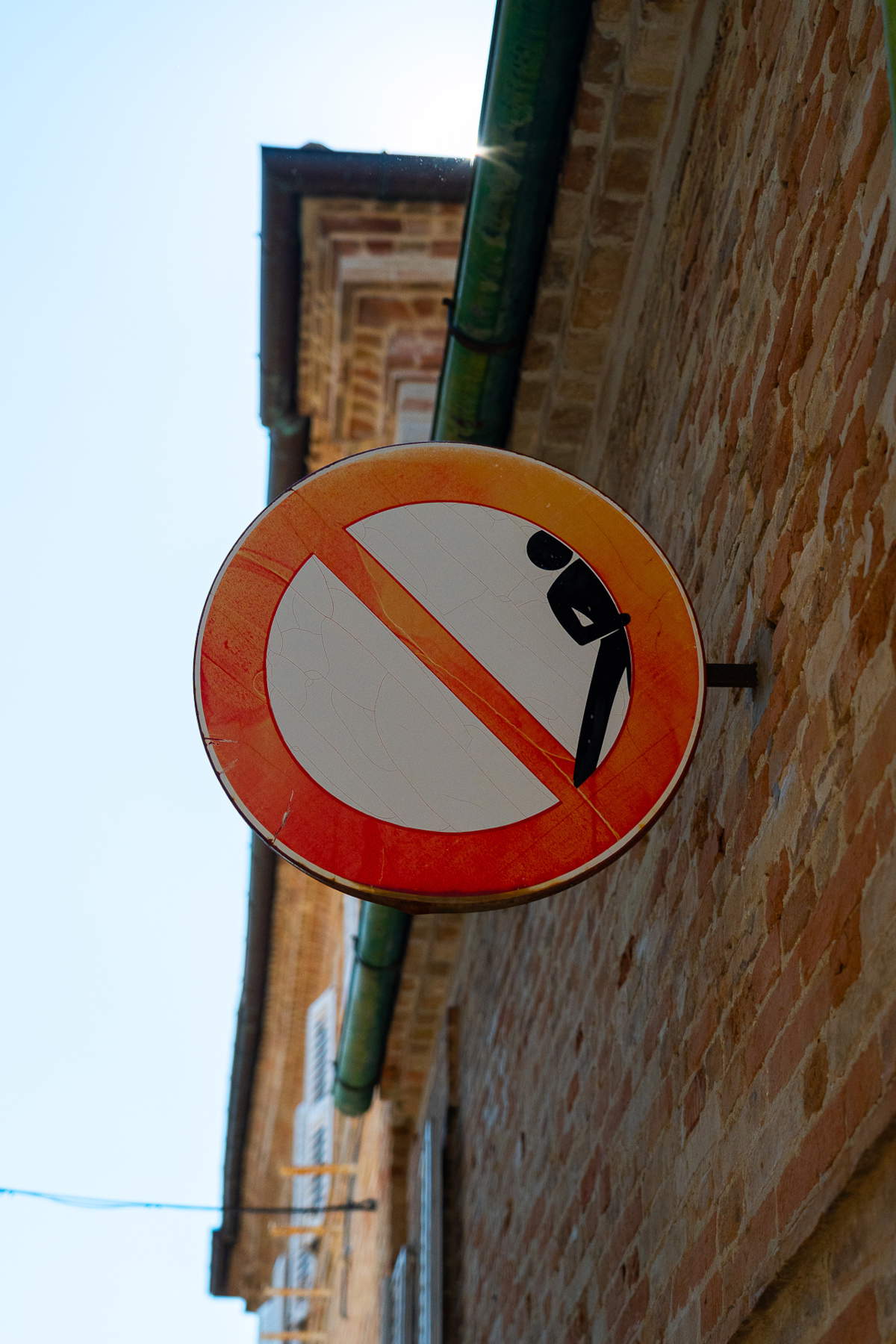 Uno dei cartelli stradali reinterpretati da Clet