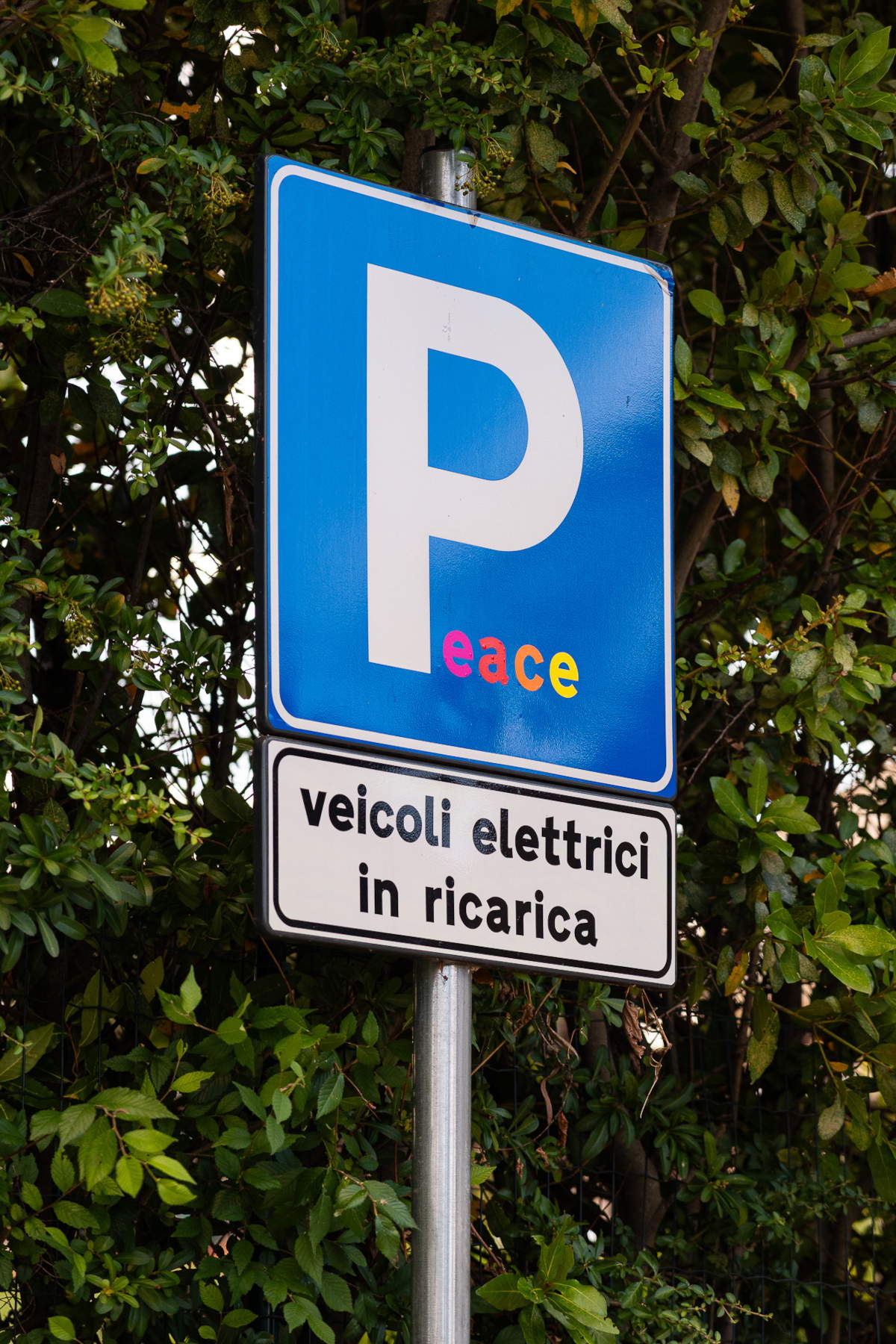 Uno dei cartelli stradali reinterpretati da Clet