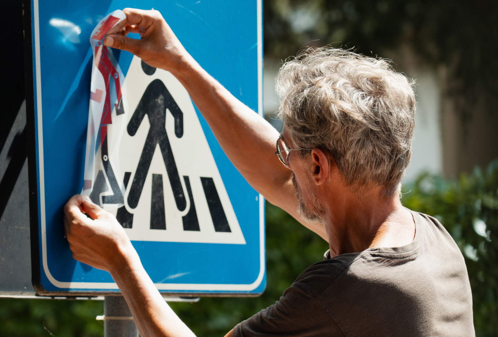 Por primera vez, el artista callejero Clet reinterpreta toda la señalización de un pueblo de Las Marcas