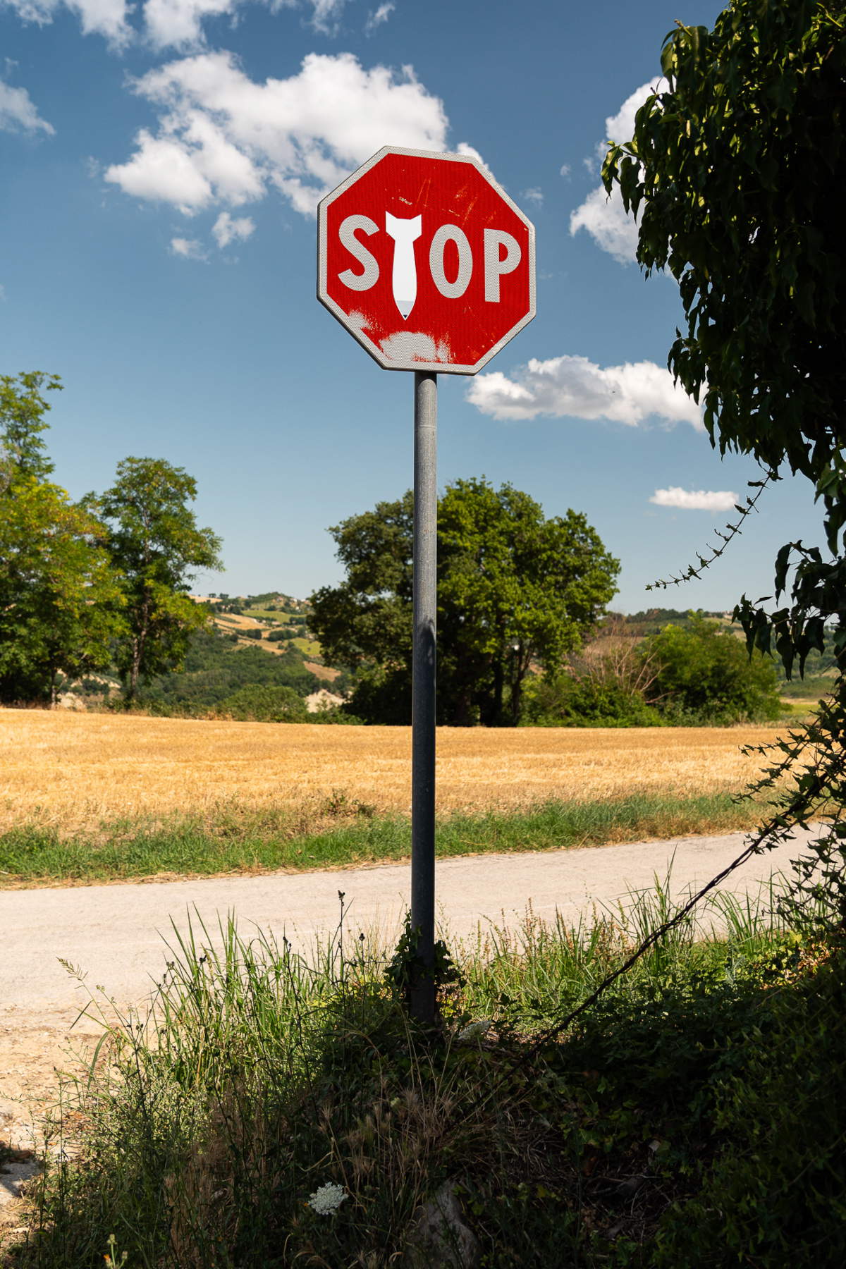 Uno dei cartelli stadali reinterpretati da Clet