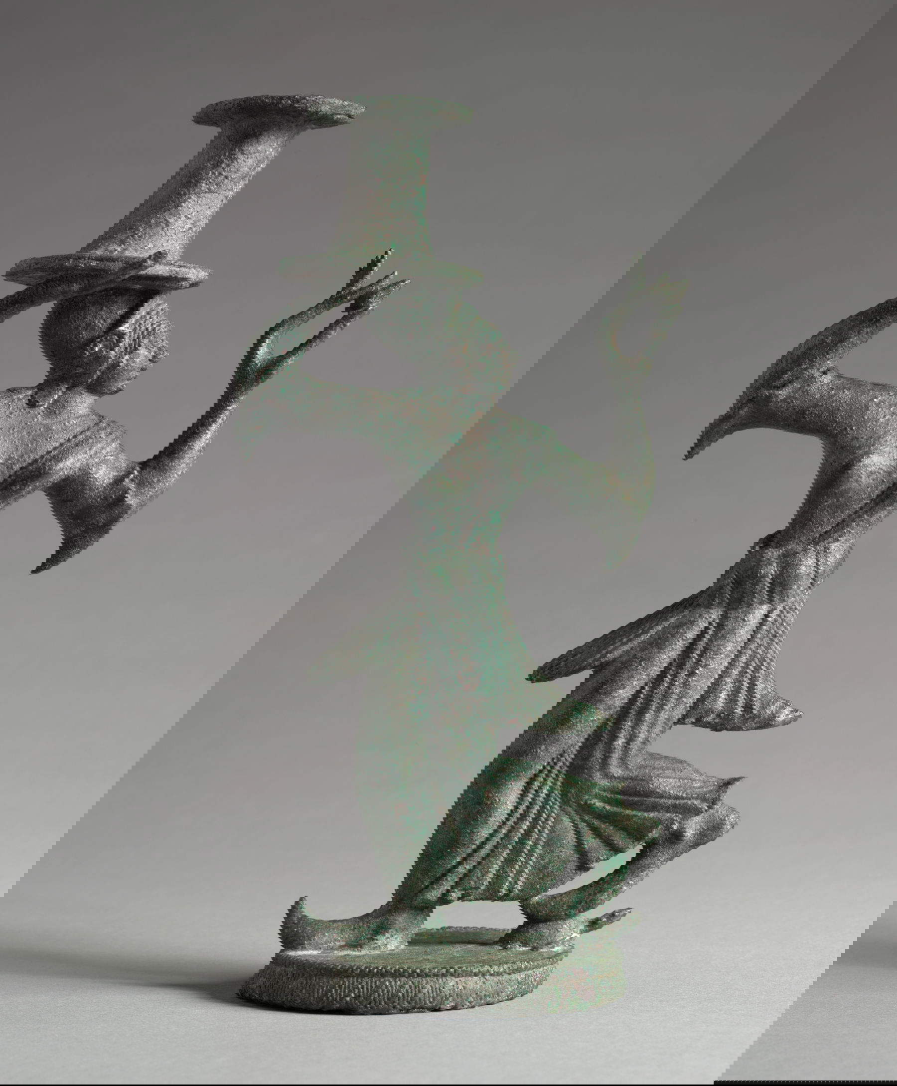 Base di un candelabro o bruciatore di incenso con Menade danzante (525-500 a.C.; bronzo, 18,8 cm; Cleveland, Cleveland Museum of Art)