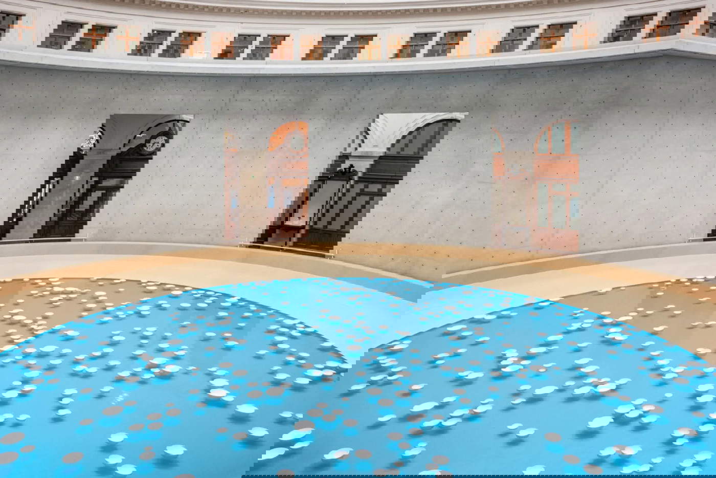 Paris, la Rotonde de la Bourse de Commerce se transforme avec une installation aquatique et sonore