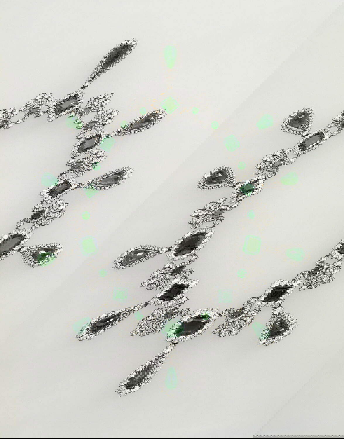 Fran&ccedil;ois-R&eacute;gnault Nitot, Smaragdcollier aus der Parüre der Kaiserin Marie-Louise (1810; Diamanten und Smaragde, 43 x 7 cm; Paris, Louvre, Inv. OA 12155)