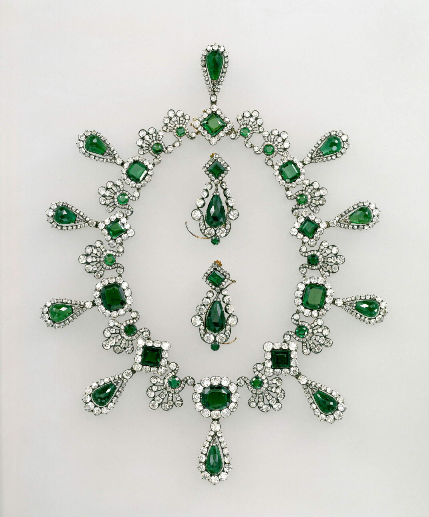 La collana e gli orecchini di smeraldi dalla parure di Maria Luisa © RMN - Grand Palais (Musée du Louvre) ©Jean-Gilles Berizzi