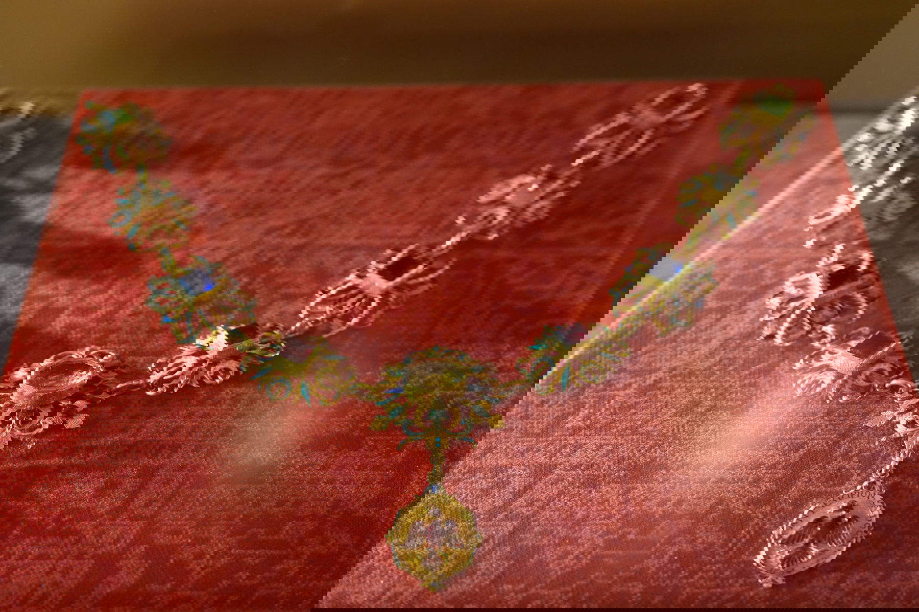 Fabricación veneciana (probablemente de la zona de Vicenza), collar ex voto con colgante que representa el escudo de armas de la familia Caldogno (finales del siglo XVI, principios del XVII; 1604 (colgante); oro, esmaltes, piedras semipreciosas, pastas de vidrio, 45,5 cm; Lonigo - Parroquia de la Madonna dei Miracoli). El precioso collar representa un exvoto al santuario de la Madonna dei Miracoli de Lonigo (Vi). Los donantes en 1604 fueron Marcantonio y Scipione Caldogno, según consta en la inscripción en mayúsculas del colgante, colocada alrededor del escudo de armas de esta noble familia, una de las más antiguas de Vicenza. El coral une Italia de norte a sur, con centros de pesca, transformación y comercio en Liguria, Sicilia, Campania, Toscana, Cerdeña y en las zonas de gran turismo (Abruzos y bajo Lacio). A principios del siglo XIX surgió Torre del Greco, en Campania. Pasó de la recolección a la fabricación y pronto conquistó los mercados internacionales.