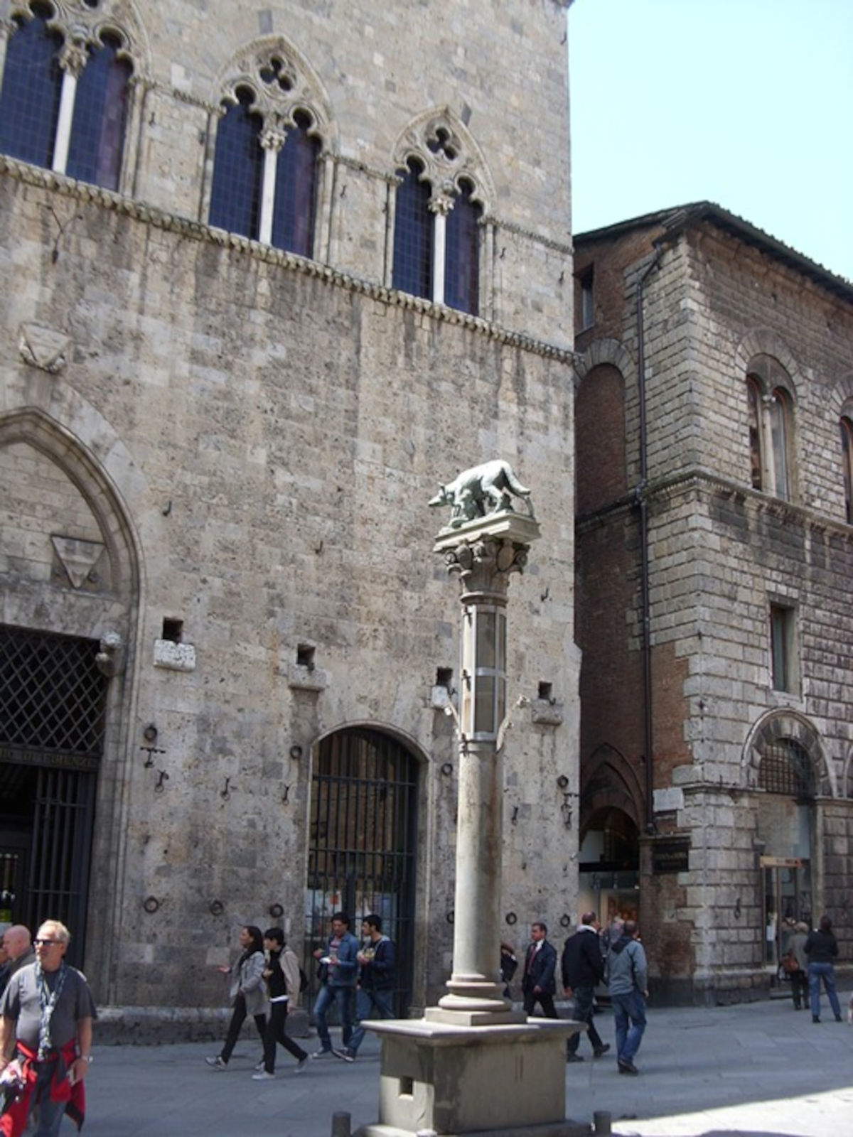 Colonna della Lupa di fronte a Palazzo Tolomei. Foto: Wikimedia Commons &ndash; Geobia