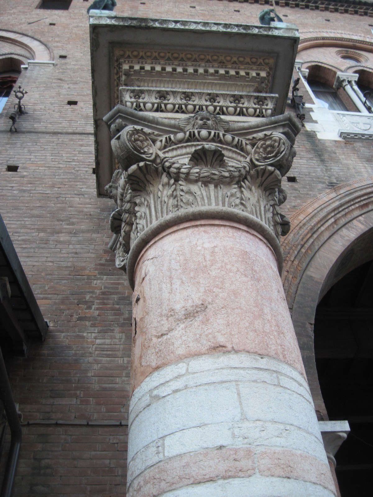 La colonne de Borso d'Este. Photo : Wikimedia/Lungoleno