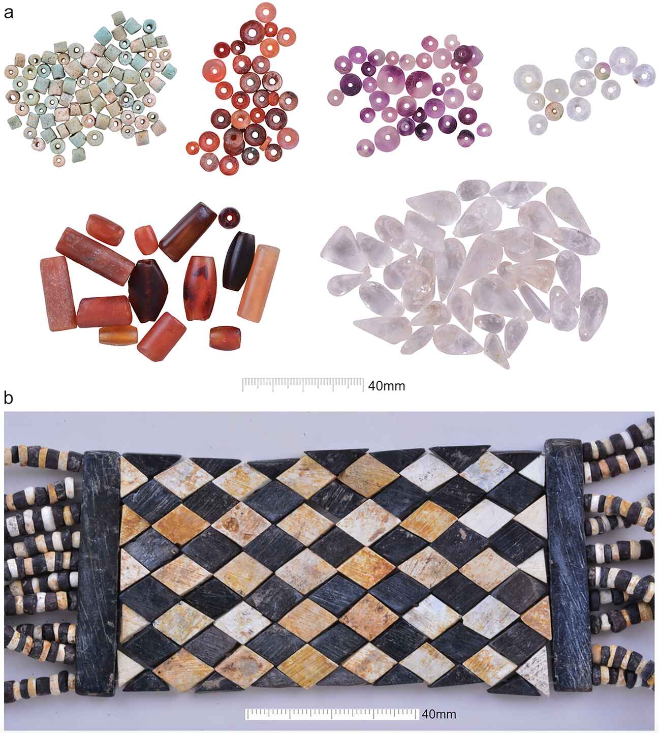 Combinazioni contrastanti di perline associate alle sepolture all'interno (tomba 15) e all'esterno (tomba 17) di una tomba a cista. Pubblicato da Cambridge University Press.