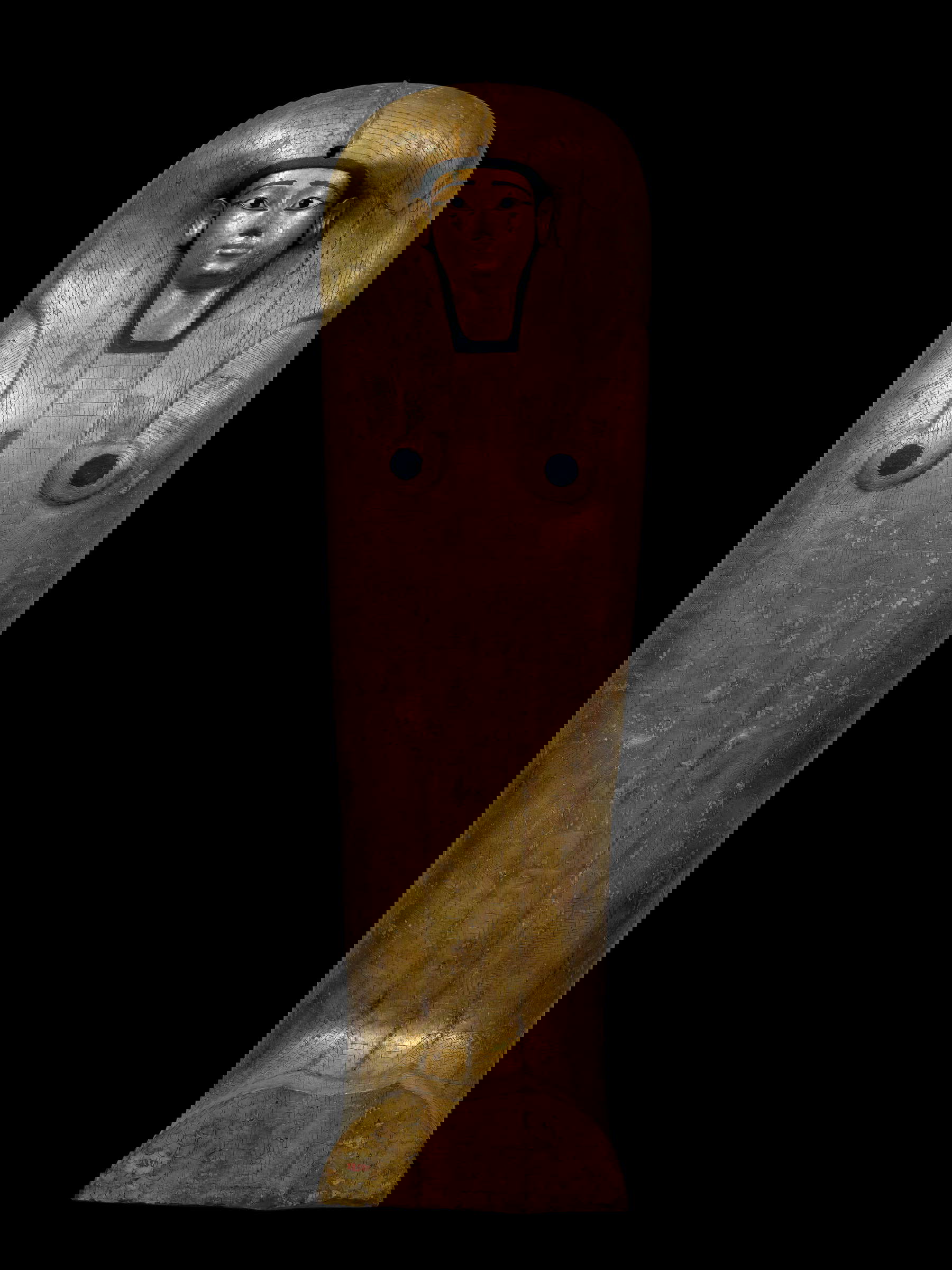 Tapa del sarcófago de la reina Ahhotep II (finales de la dinastía XVII principios de la XVIII, reinado de Ahmose I; estuco dorado y madera; El Cairo, Museo Egipcio). Foto: Massimo Listri