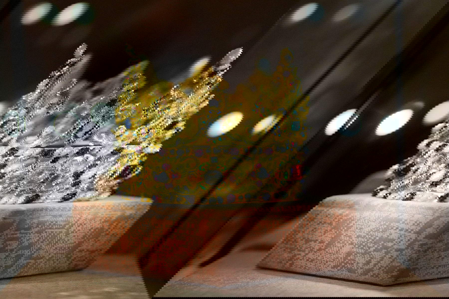 Fabricación italiana, Corona votiva con tres camafeos que representan dos bustos de emperadores y un retrato femenino (s. XVI; oro, gemas, perlas, camafeos, 11,5 x 16,5 (diámetro) cm; Vicenza, Museo Diocesano 