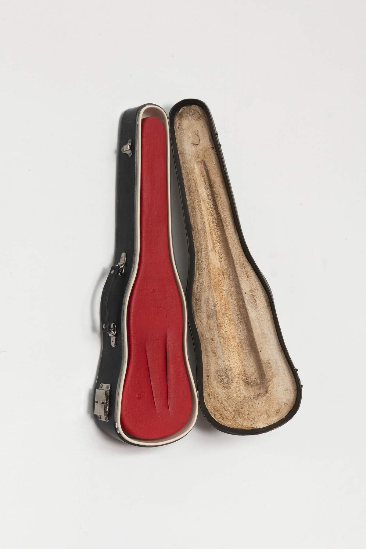 Couverture rouge (2023 ; céramique polychrome, 11 x 66 x 20 cm). Avec l'aimable autorisation de l'artiste. Photo : Nazario Spadoni