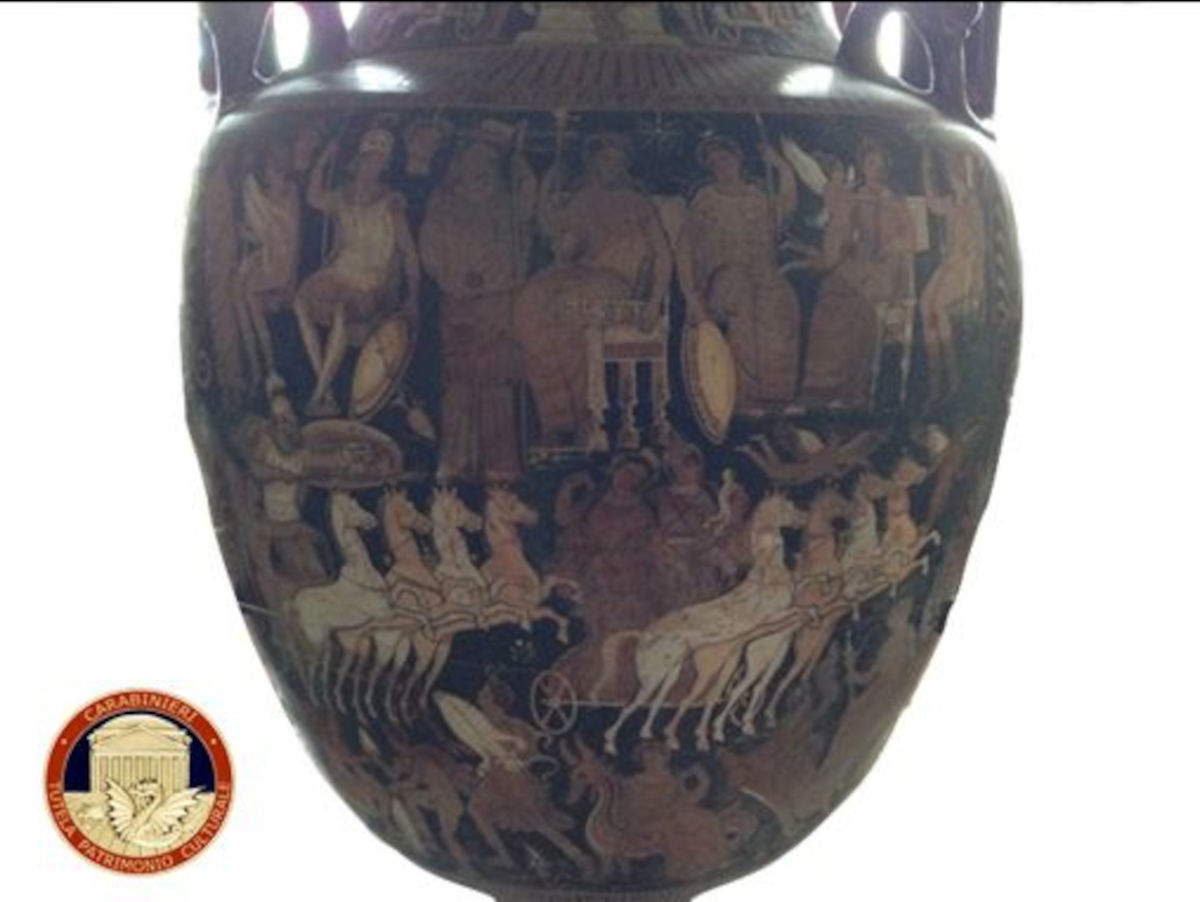 Apulischer rotfiguriger Krater mit Masken (4. Jh. v. Chr.; 150X70 cm)