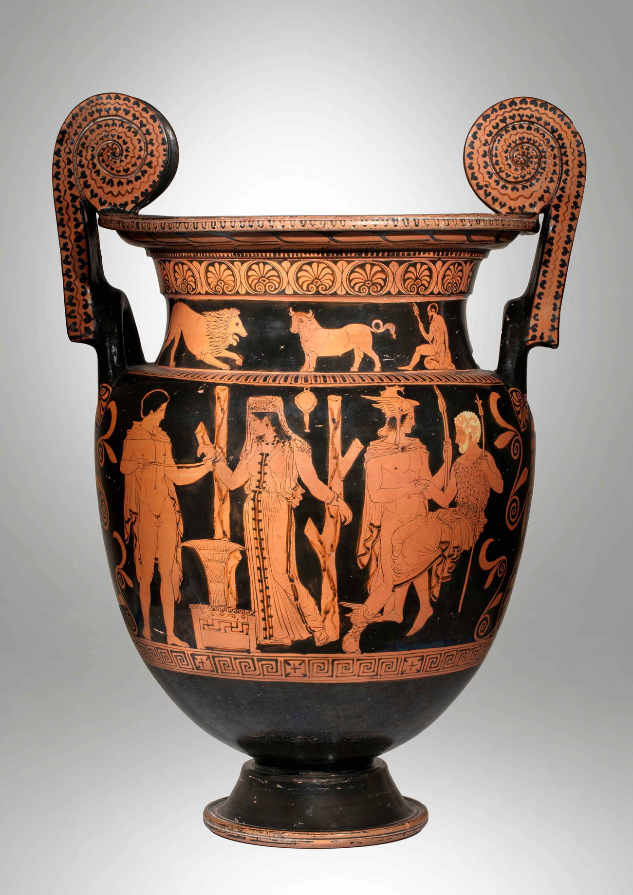 Volutenkrater, der dem Maler des Sisyphos zugeschrieben wird, mit Andromeda in der Mitte und Perseus, erkennbar an seinen geflügelten Schuhen und dem Helm des Hades (ca. 410-400 v. Chr.)