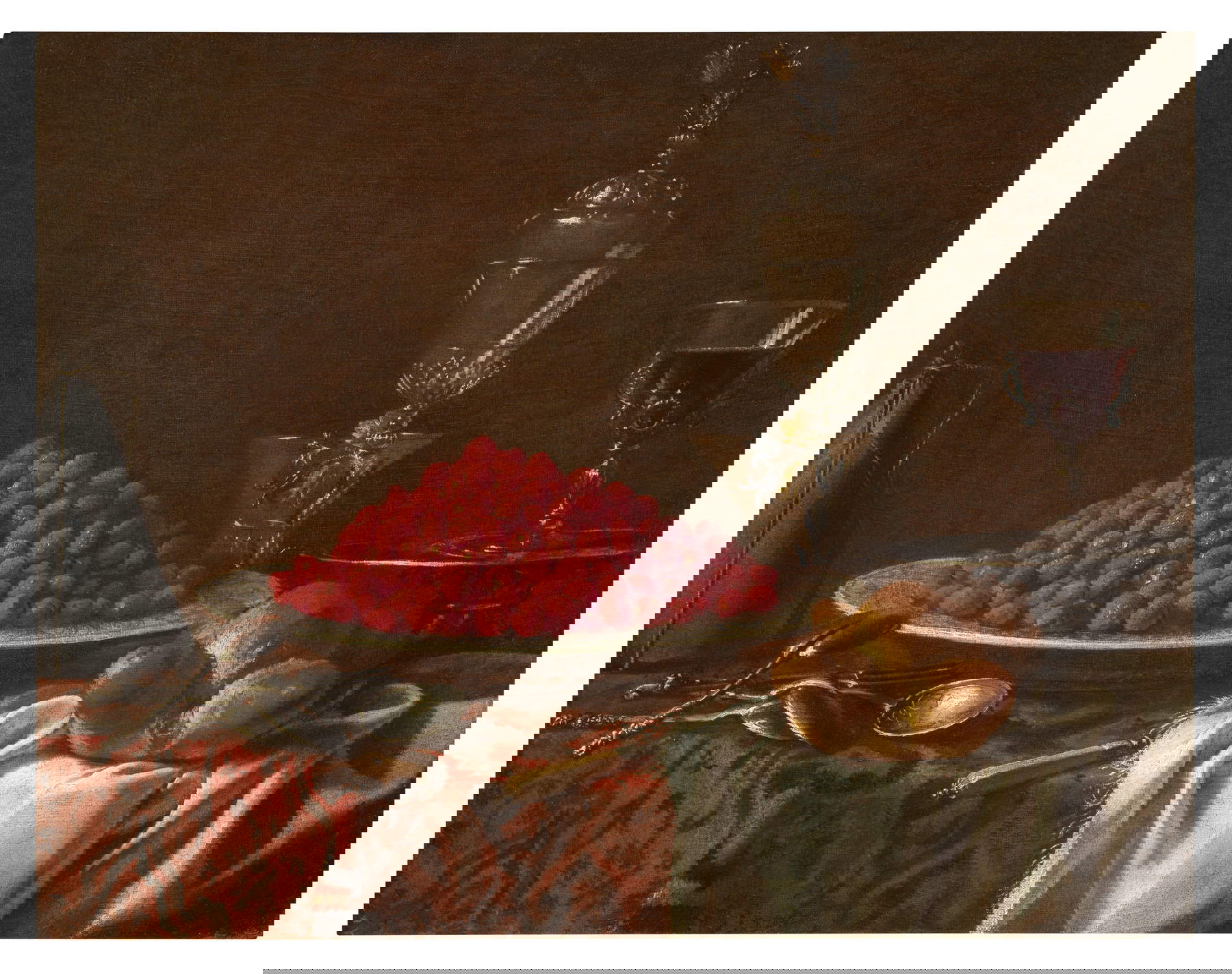 Cristoforo Munari, Piatto di fragole, caffettiera, cucchiai, calici, pane e tovaglia su tavola coperta da tappeto (olio su tela, 59x74 cm)