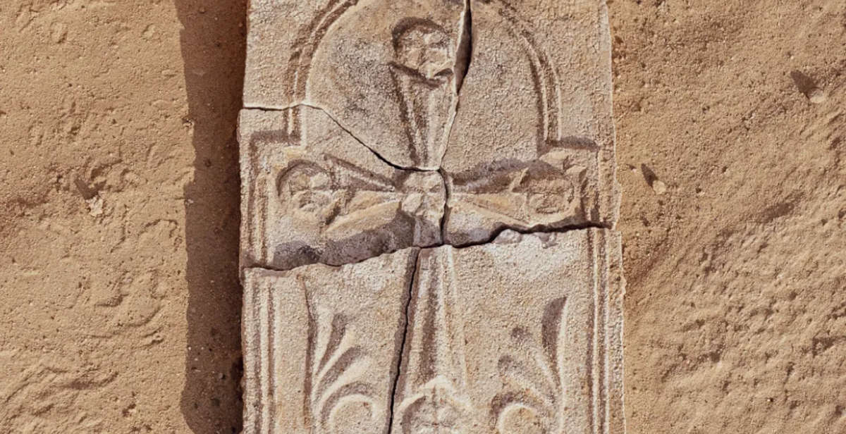Abu Dhabi, découverte d'une croix chrétienne lors de l'excavation d'un ancien monastère