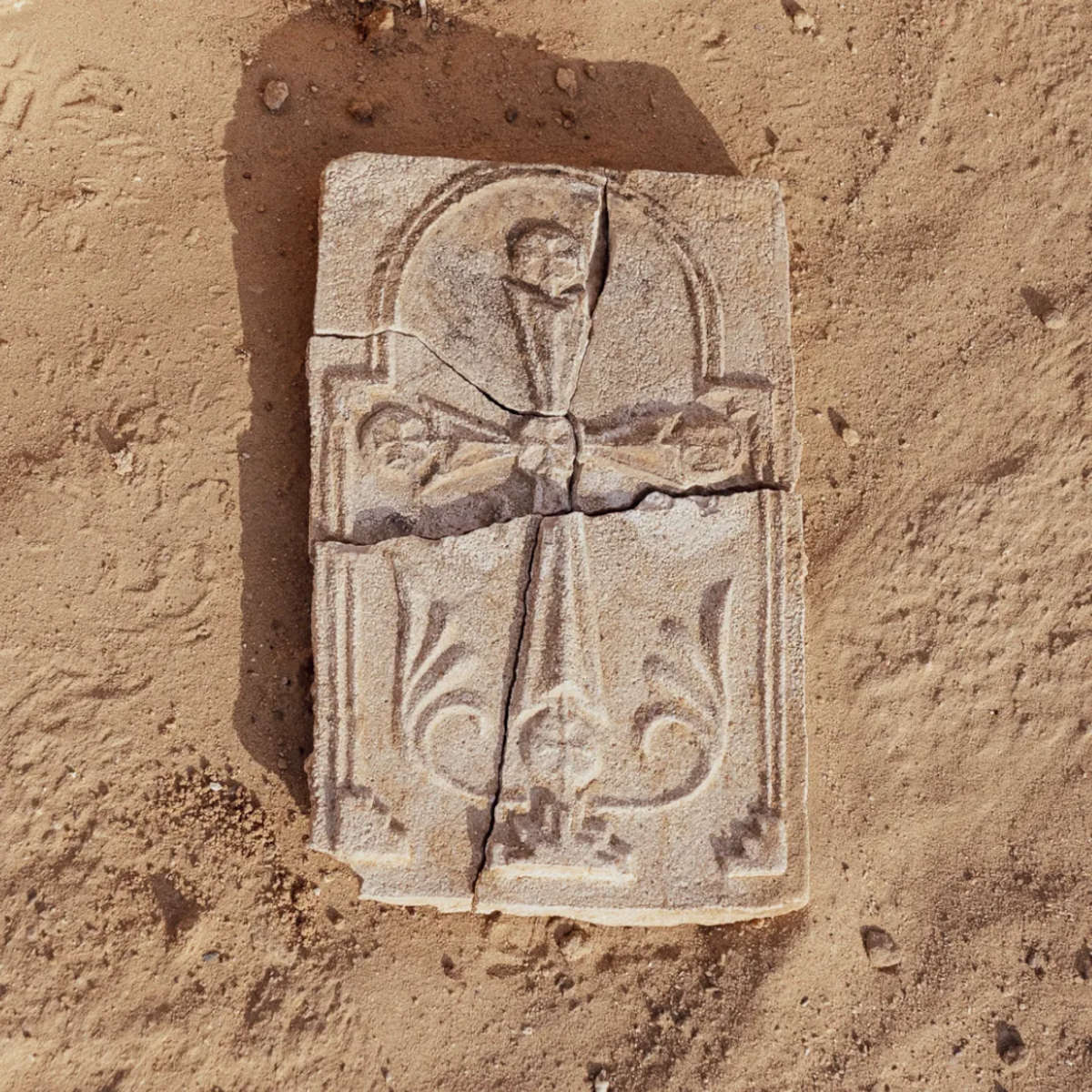 Das bei Sir Bani Yas entdeckte Kreuz. Foto: DCT Abu Dhabi Das bei Sir Bani Yas entdeckte Kreuz. Foto: DCT Abu Dhabi