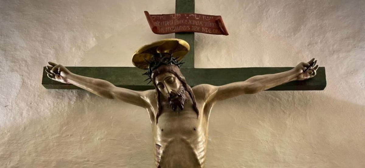 Siena, un raro Crucifijo de madera de principios del siglo XV vuelve a exponerse restaurado. Atribuido a un artista poco documentado