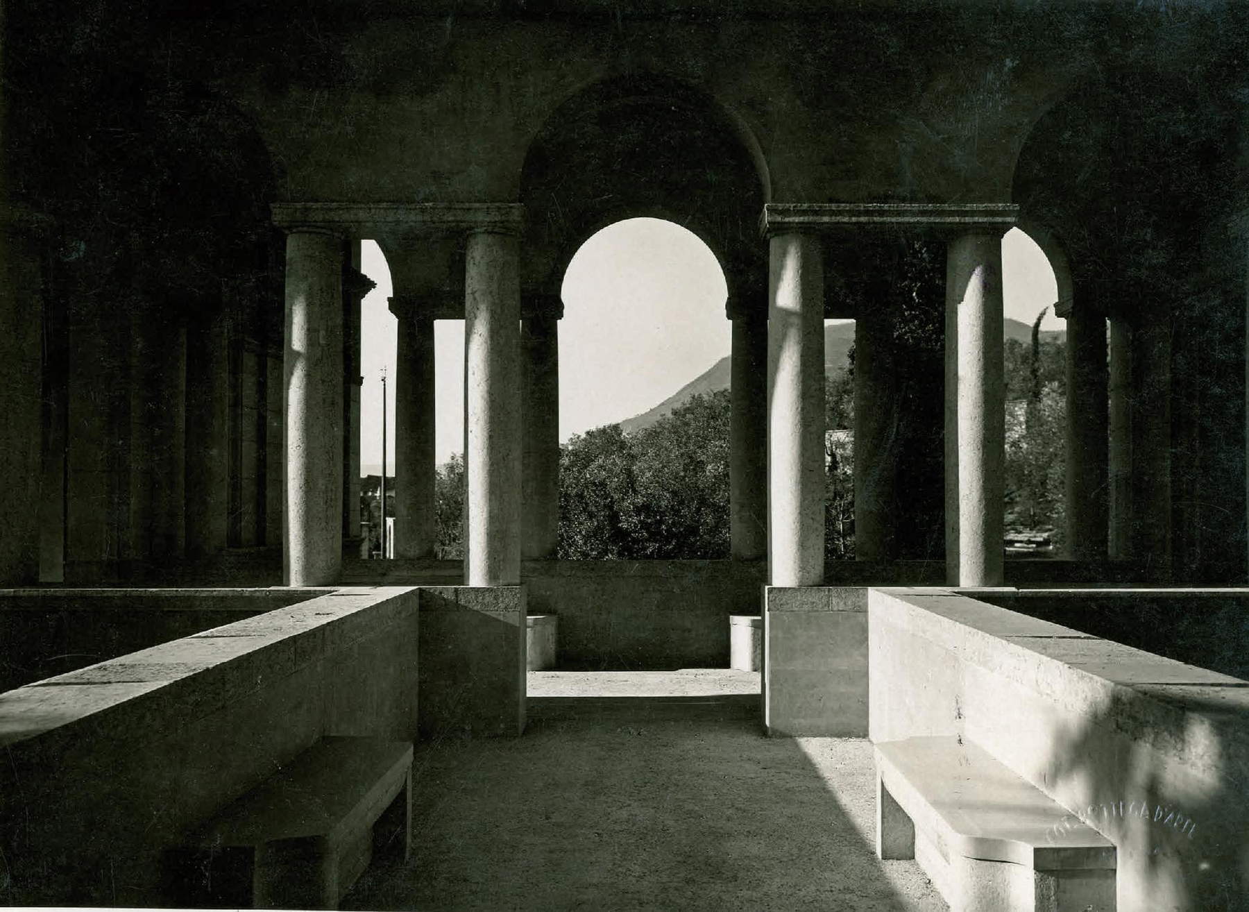 Scorcio dei portici con aperture a serliana che raccordano il palazzo di Schifamondo con le torri degli Archivi e delimitano sui lati orientalee meridionale la piazzetta Dalmata.
