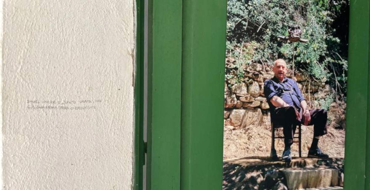 Ein 'Poesiealbum' für Daniel Spoerri: Ausstellung und Buch im Garten, in dem der Künstler ruht