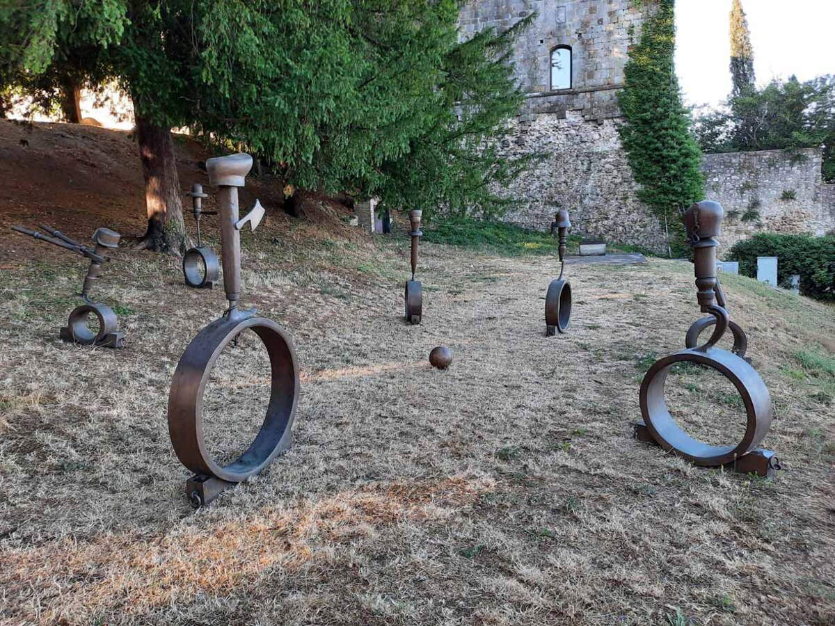Daniel Spoerri, The Jugglers (1985; Montepulciano, Centro storico Fortezza Medicea and other venues).