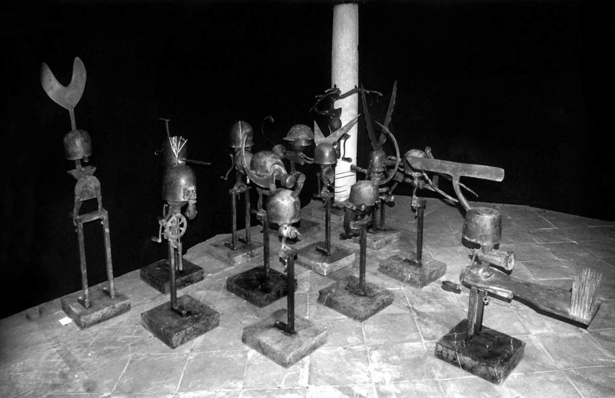 Daniel Spoerri, Warriors of the Night (1982; 13 bronze elements 136 x 90 cm ca.).