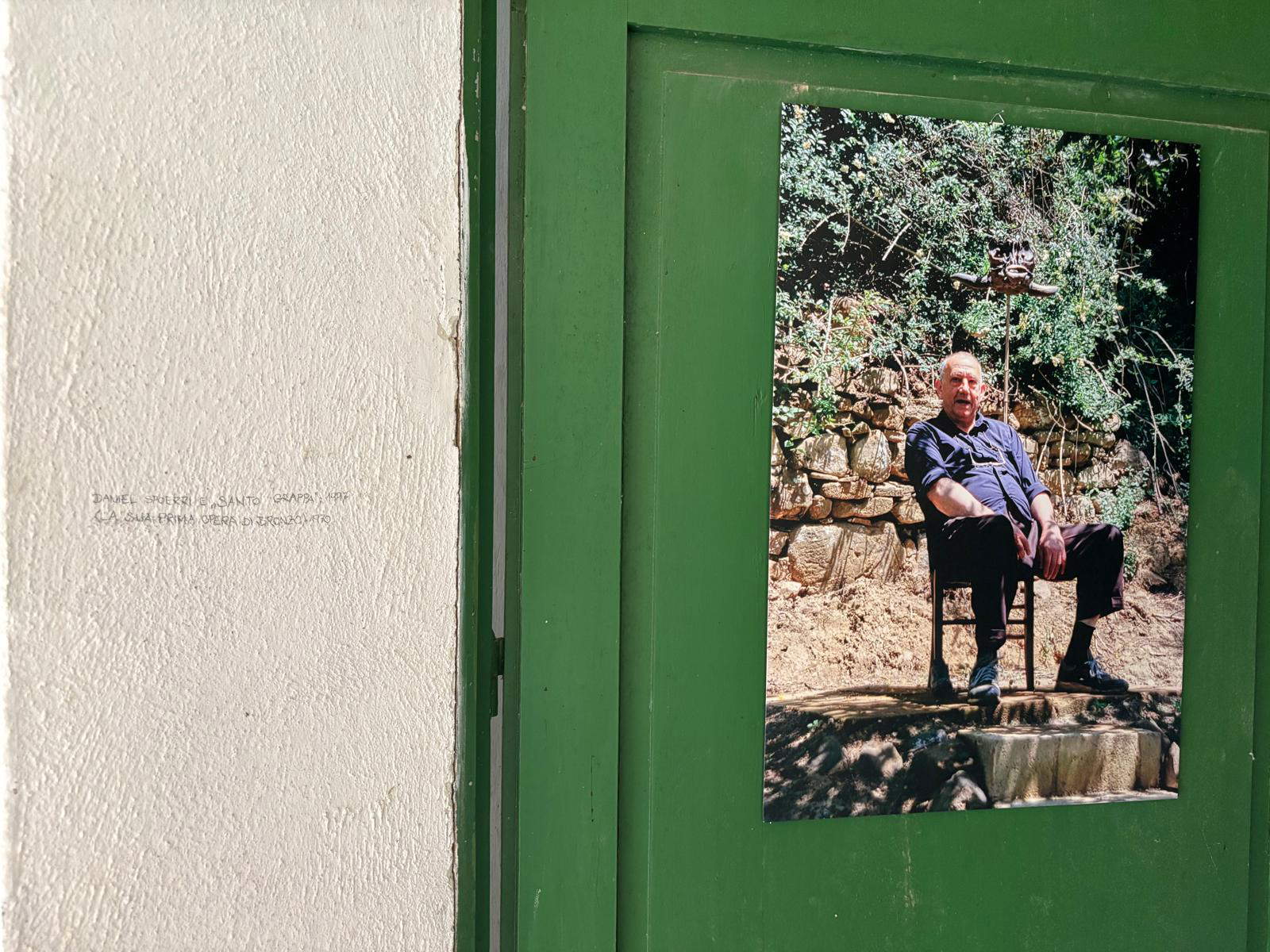 Daniel Spoerri seduto sulla sua prima opera in bronzo, Santo Grappa (1970), 1997 Il Giardino di Daniel Spoerri, Seggiano