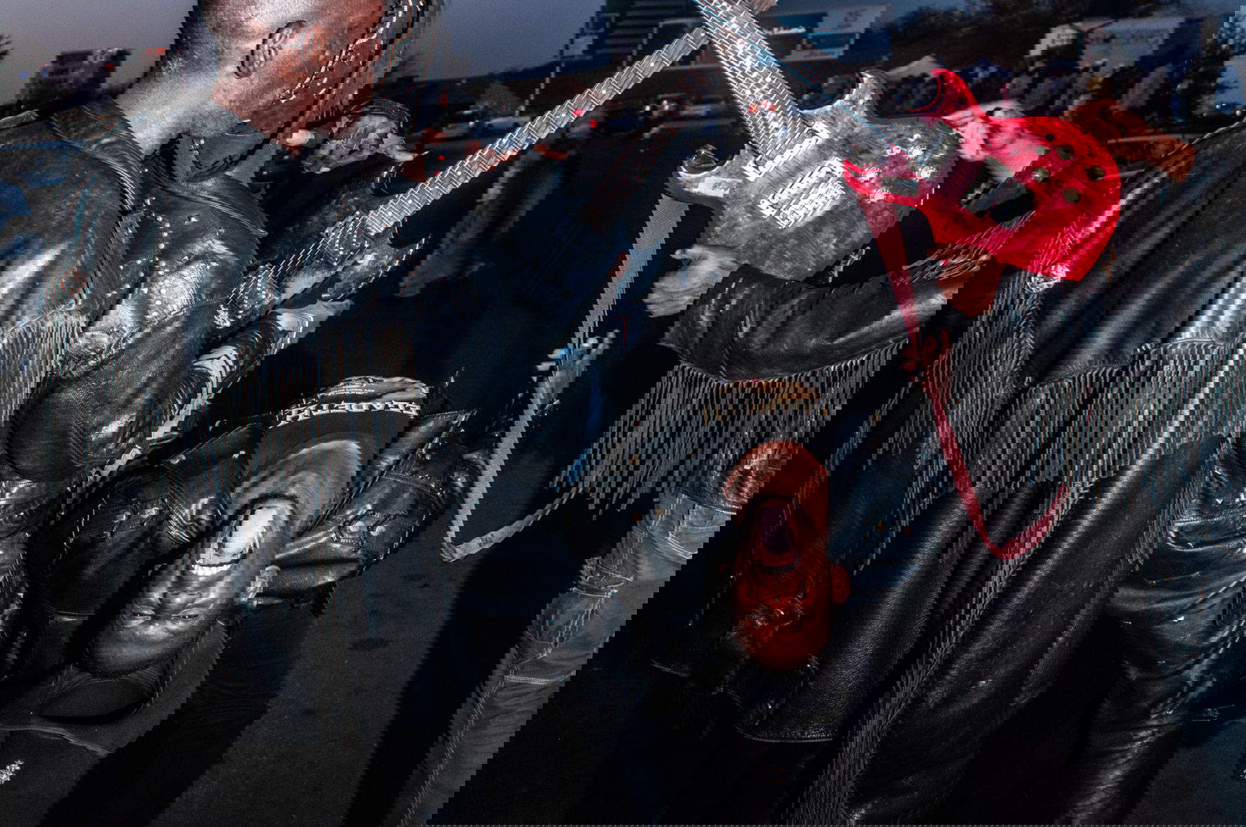 Daniele Tamagni, Untitled (serie Afrometals) (2012; stampa 2024) &copy; Daniele Tamagni, su concessione di Giordano Tamagni