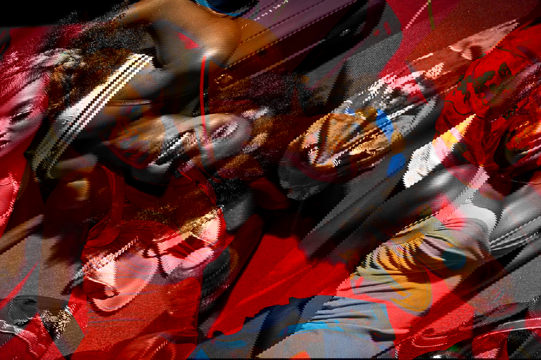 Daniele Tamagni, Untitled (serie Dakar Fashion Week) (2011; stampa 2024) &copy; Daniele Tamagni, su concessione di Giordano Tamagni