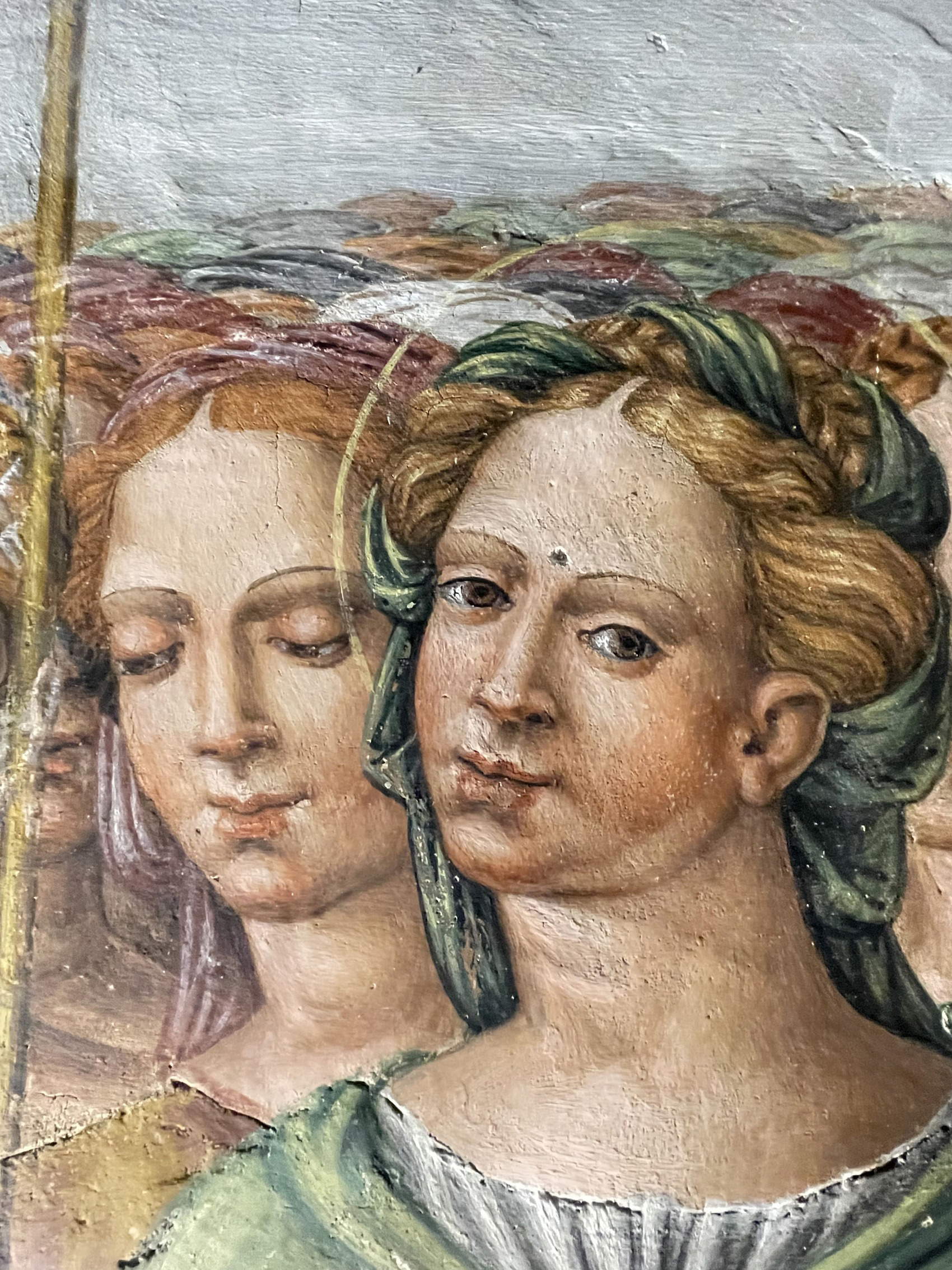 Dettaglio del volto di una delle Vergini Martiri, prima del restauro.
