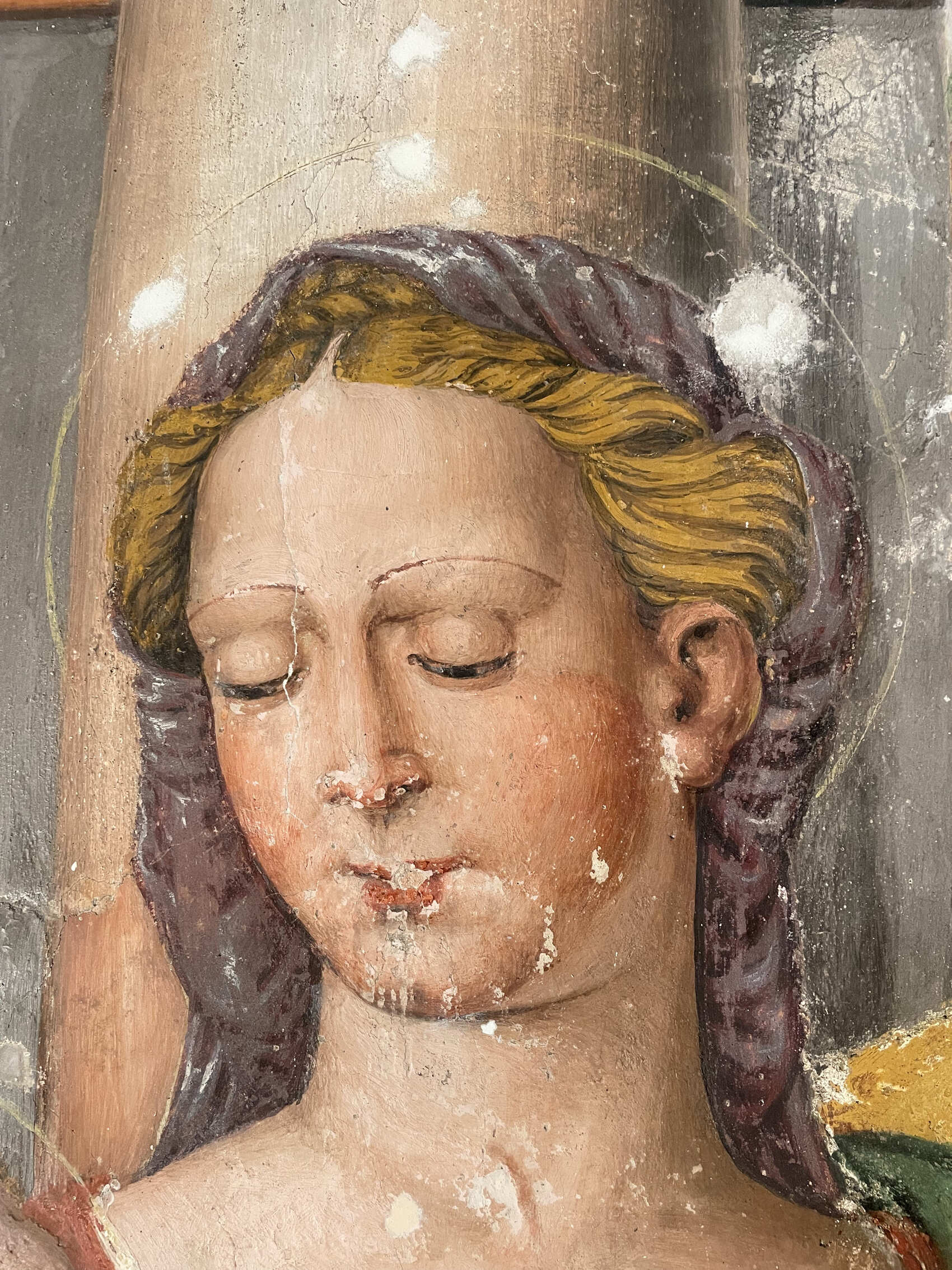Dettaglio del volto della Madonna, prima del restauro.