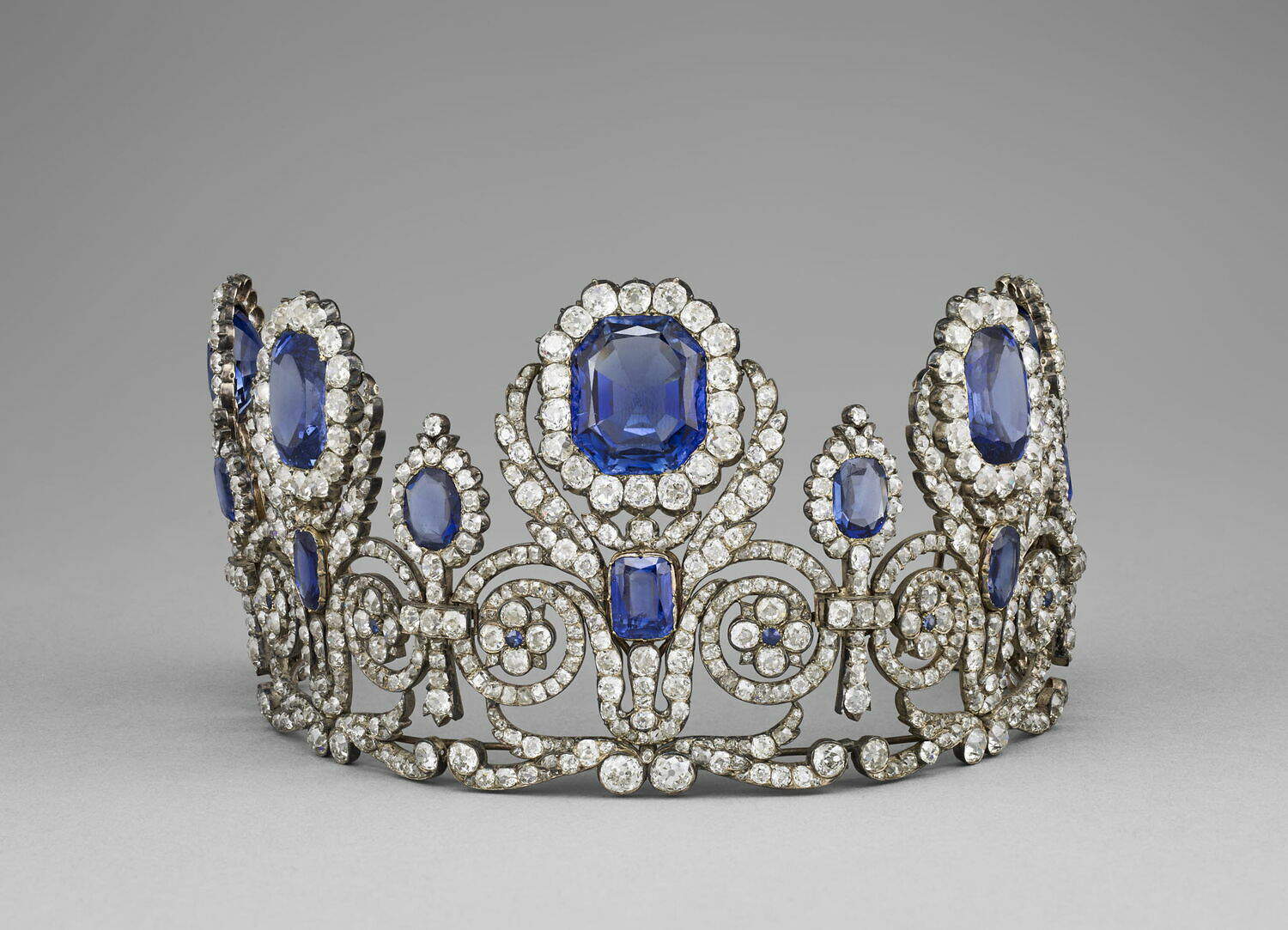 Tiara der Parüre von Königin Marie Amelia und Königin Hortense (1800-1825; Diamanten und Saphire, Goldfassung, 6,2 x 10,7 cm; Paris, Louvre, Inv. OA 11030)