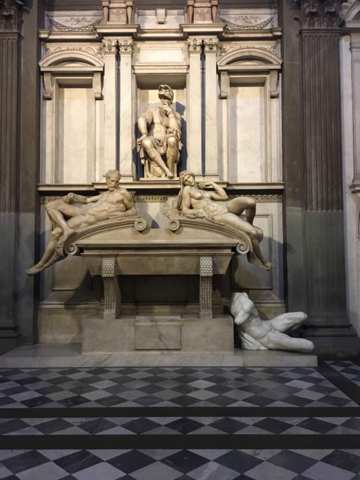 Florence, le Dieu fleuve de Michel-Ange dans la nouvelle sacristie de San Lorenzo